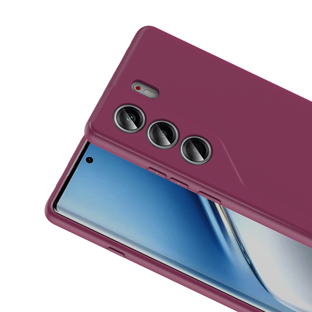 Ekranı ve üç kamera merceği olan bordo bir telefon kılıfı. Kılıf, kavisli bir tasarıma ve yan düğmelere sahip.
