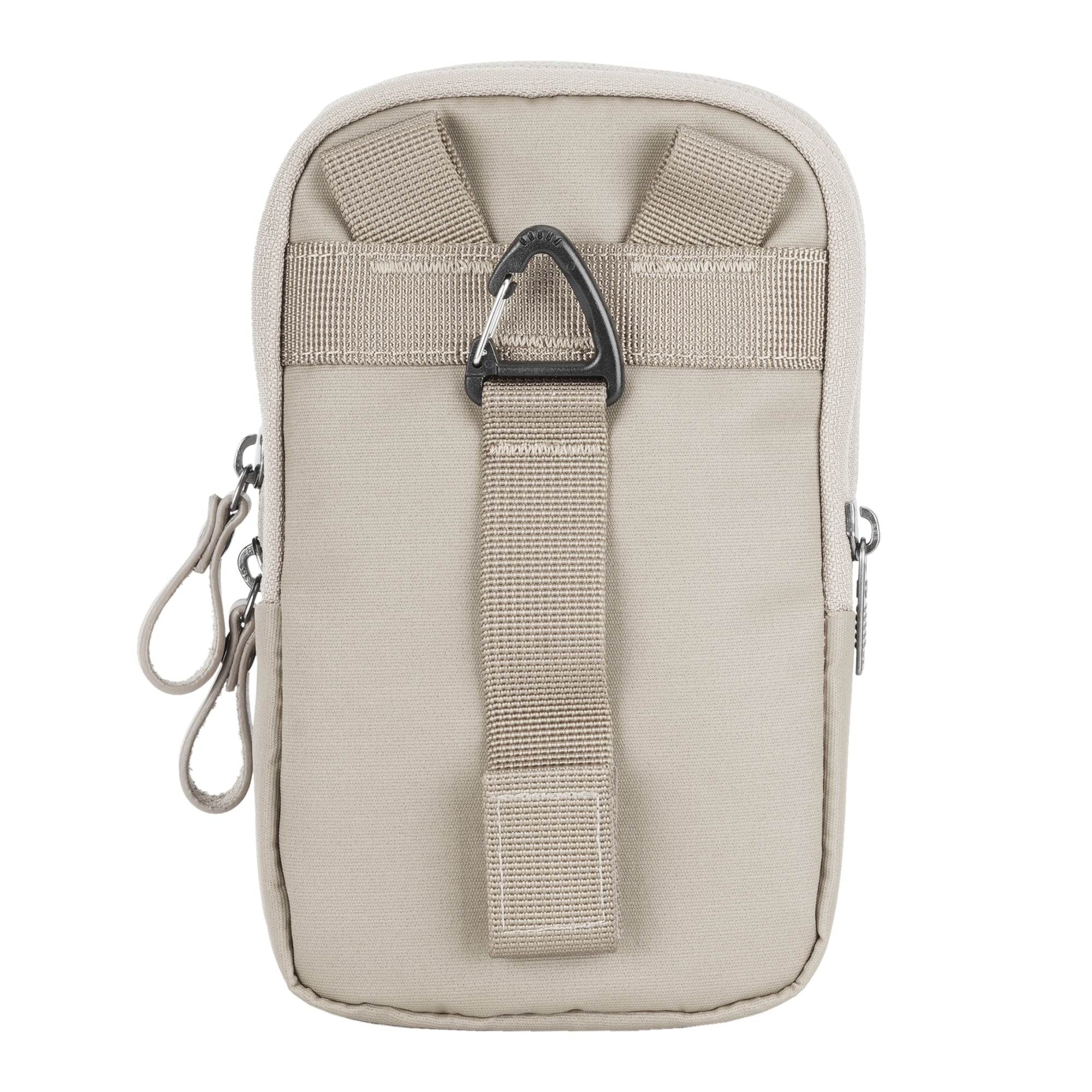 Una bolsa rectangular beige con un mosquetón negro. Tiene correas y cremallera. El fondo es blanco.