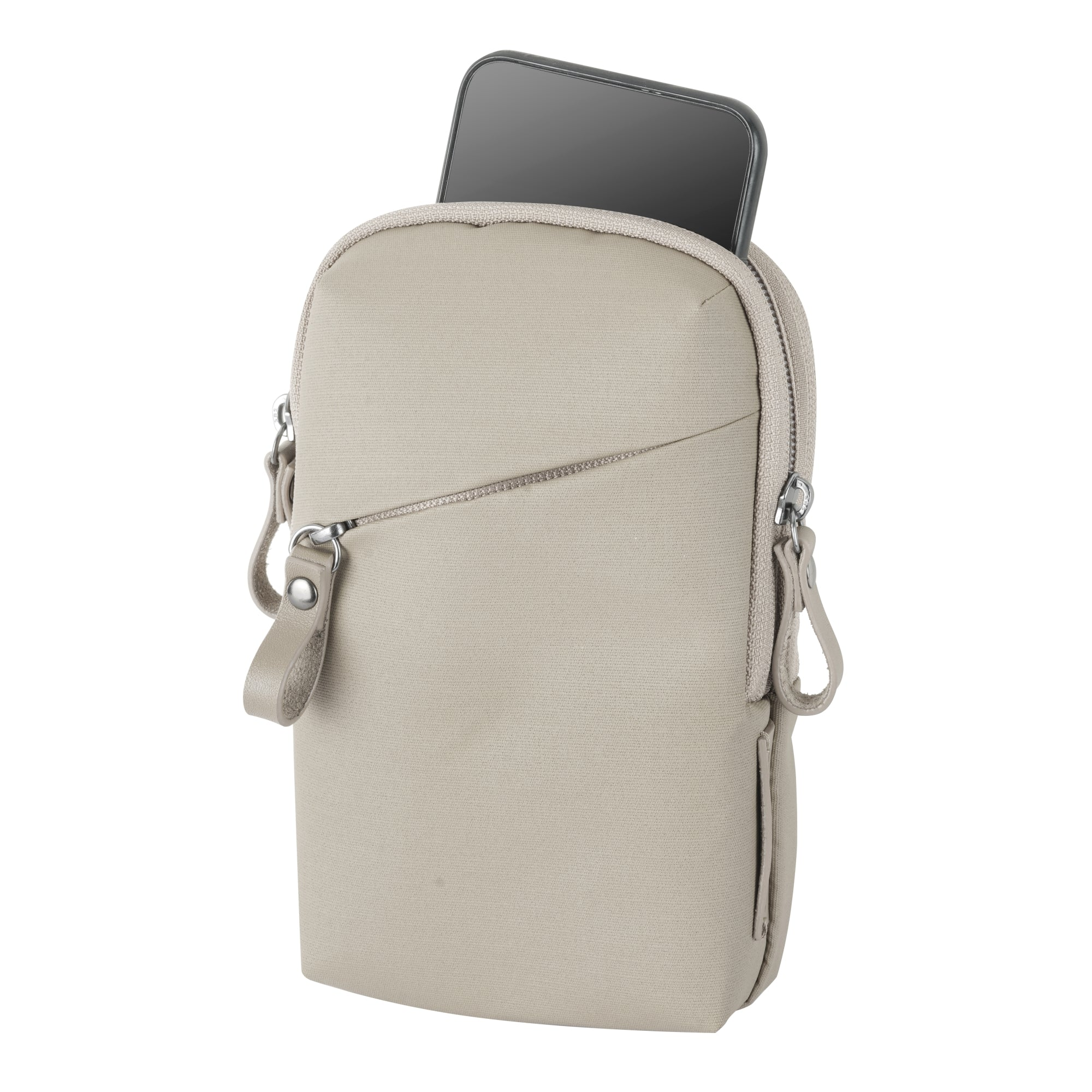Bolso bandolera beige con smartphone asomando. Cremallera y detalles de cuero. Fondo blanco.