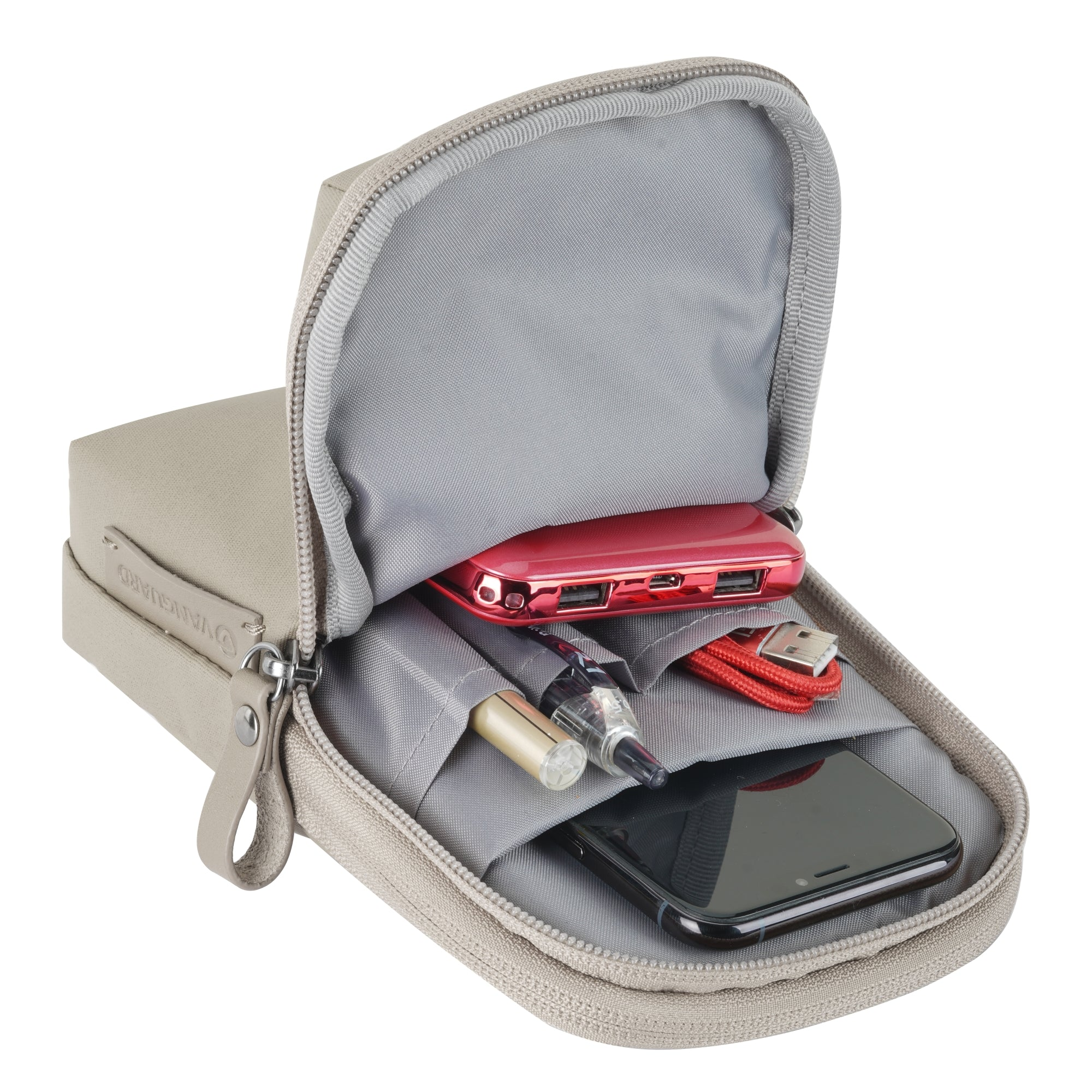 Bolsa beige abierta con varios objetos: batería externa roja, teléfono, cables y bolígrafos. Con cremallera y asa.