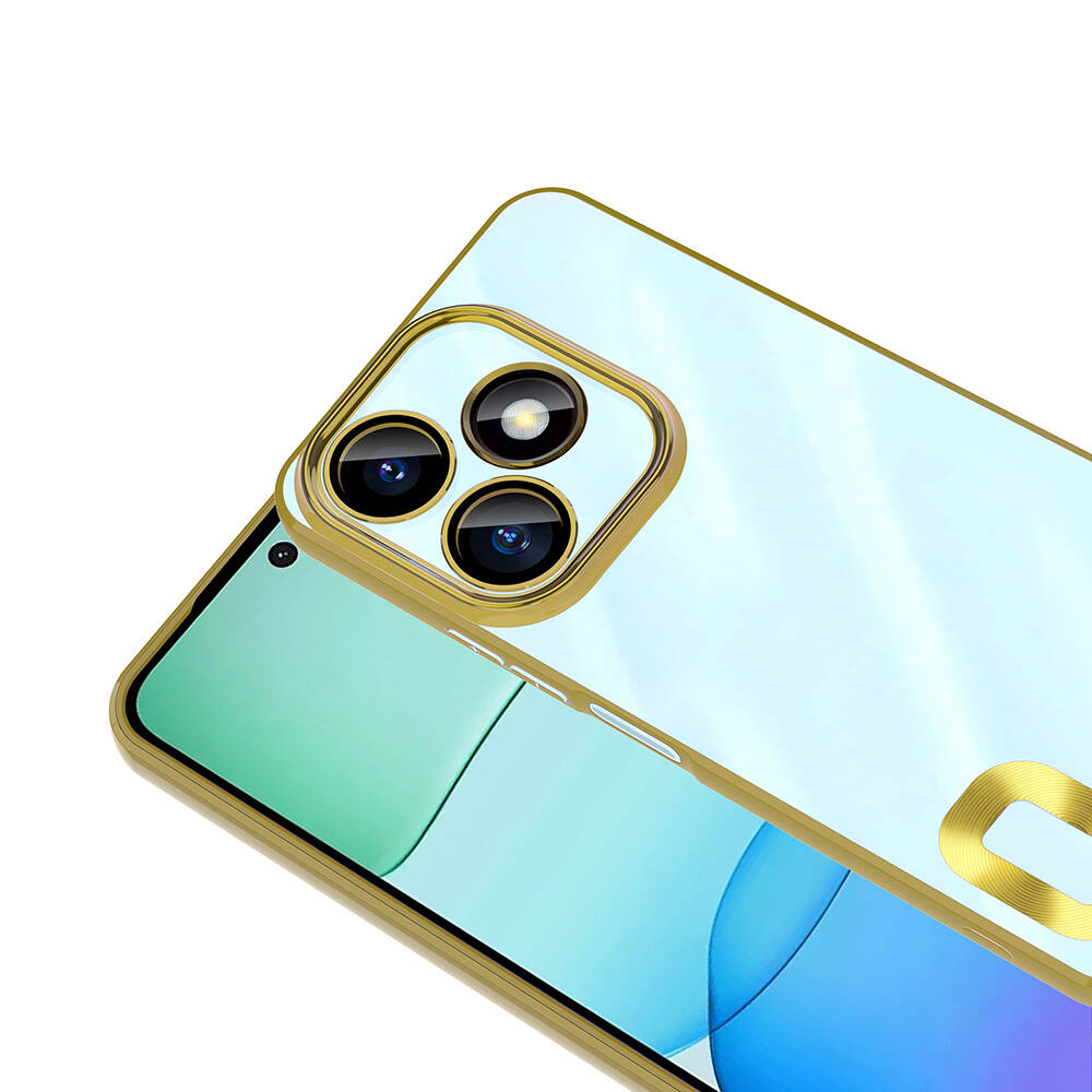 Altın çerçeveli bir akıllı telefon kılıfı. Üç kamera lensi var. Arka plan beyaz ve kılıf mavi ve yeşil bir tasarıma sahip.