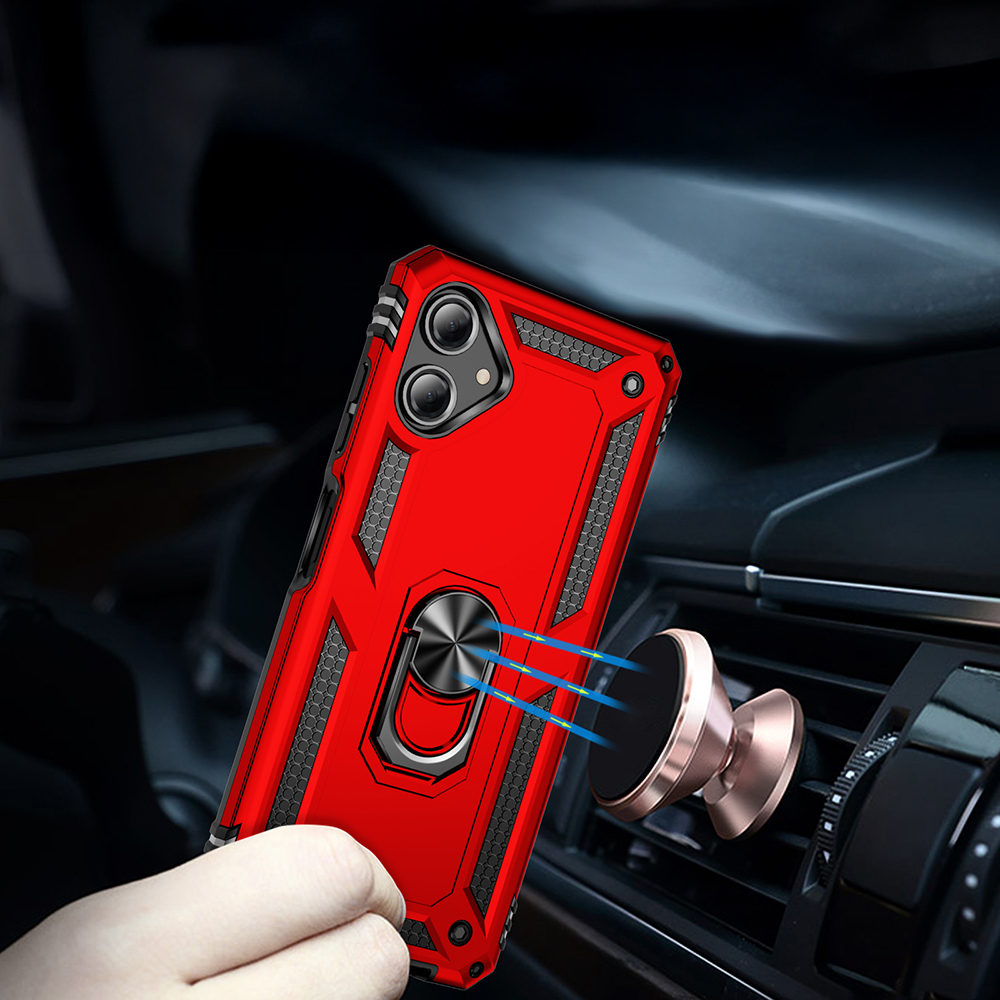 Halka tutucuya sahip kırmızı bir telefon kılıfı, bir araba havalandırmasına takılıdır. Kılıf bir el tarafından tutuluyor.