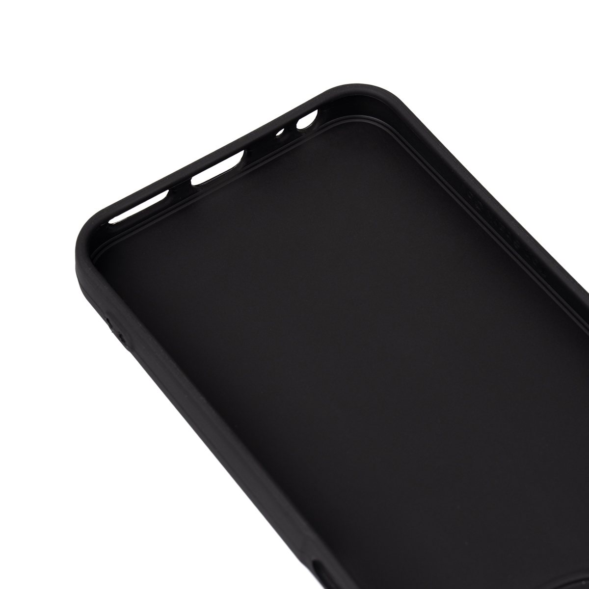 Siyah telefon kılıfının iç kısmının yakın çekimi. Kılıfın düğmeler ve bağlantı noktaları için delikleri var. Beyaz arka plan.