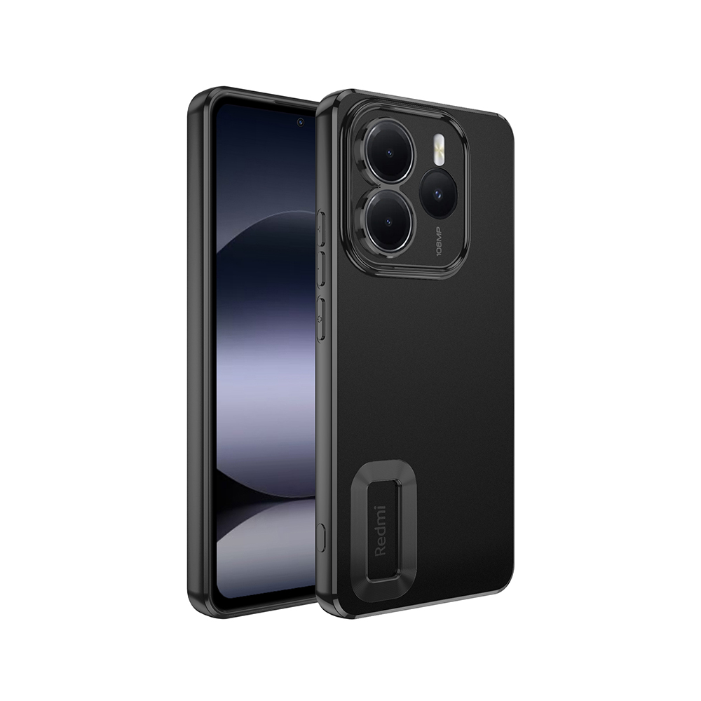 Redmi logolu siyah bir telefon kılıfı. Kılıf bir telefonun üzerinde. Kamerada üç lens var ve ekranda karanlık bir görüntü görünüyor.