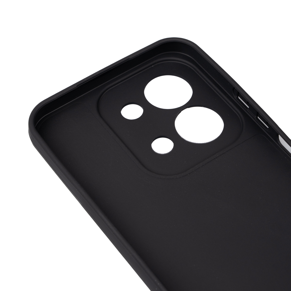 Siyah bir telefon kılıfı, açılı olarak görüntüleniyor. Kamera kesikleri ve yükseltilmiş bir kenarı var. Arka plan beyaz.