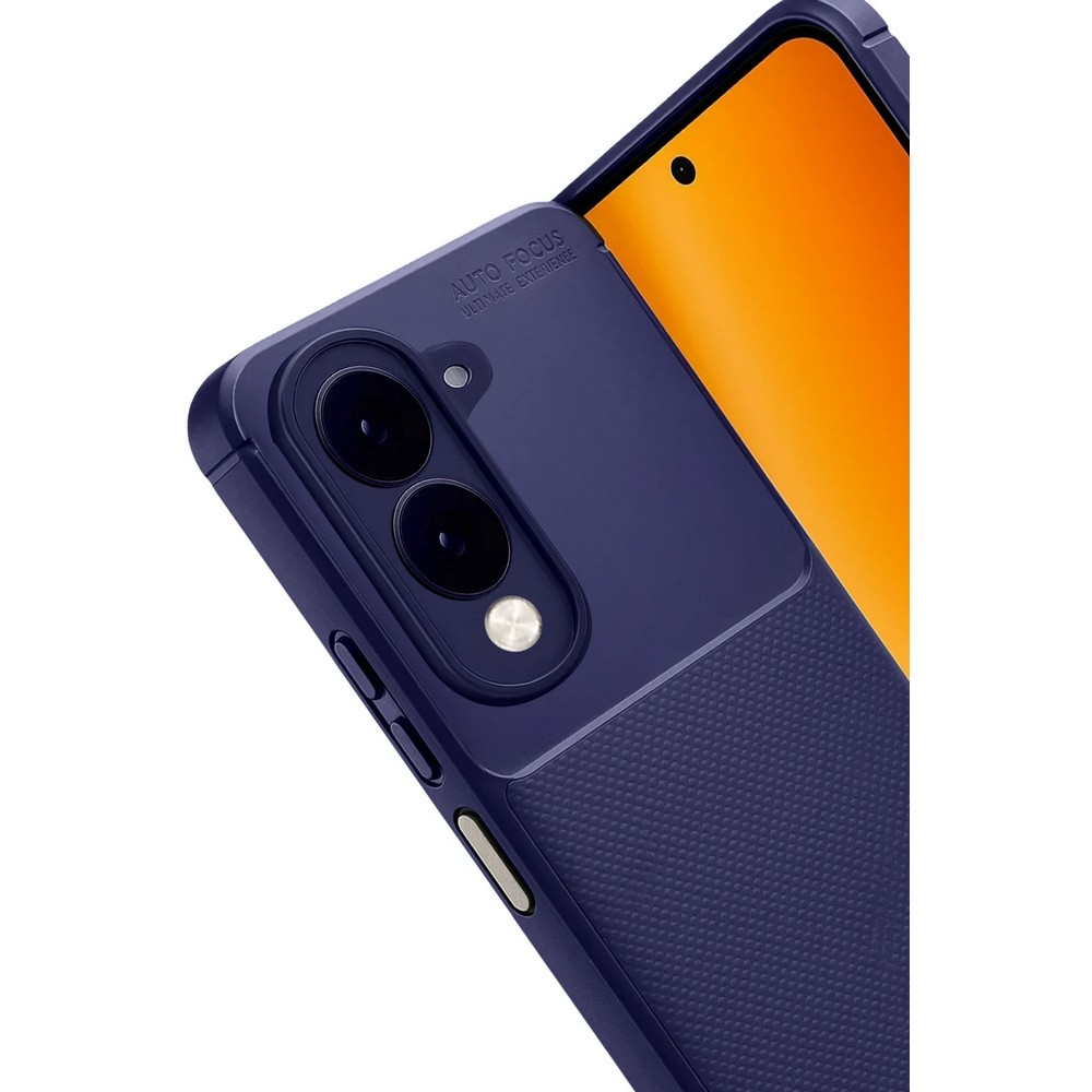 Kamera lensi ve dokulu tutamağı olan koyu mavi bir telefon kılıfı, turuncu bir telefon ekranına karşı açılıdır.