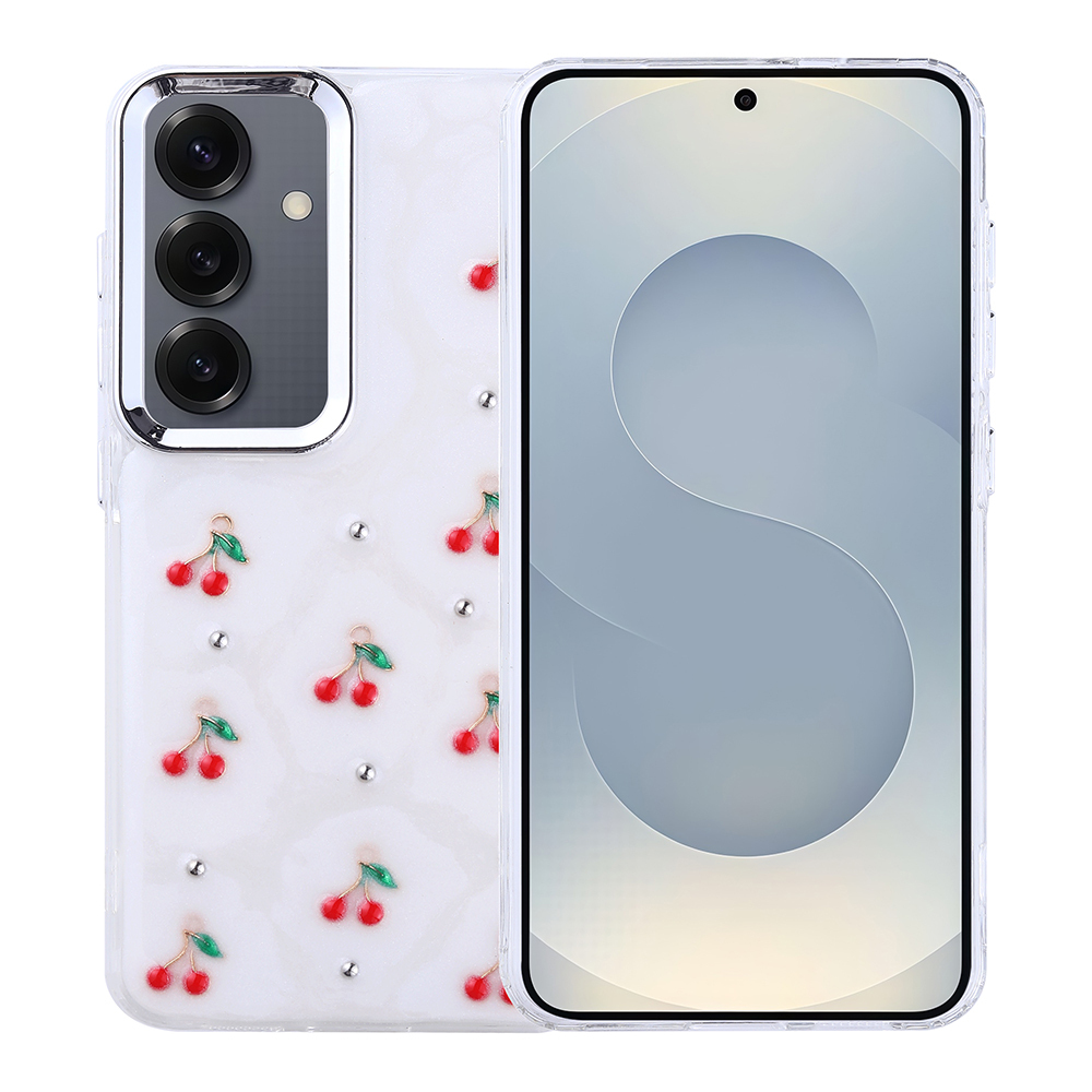 Kırmızı kiraz tılsımları ve gümüş çivilerle süslenmiş şeffaf bir kılıf içinde bir akıllı telefon. Ekran açık.