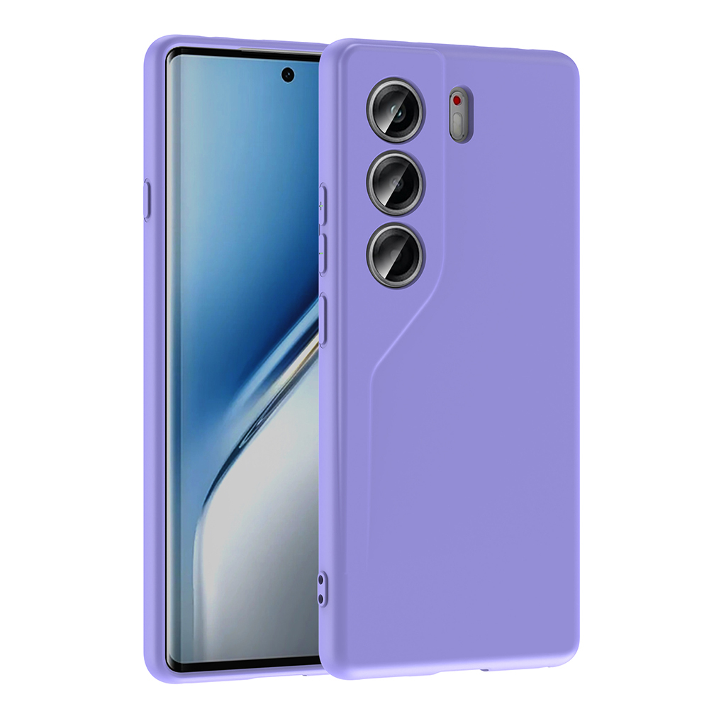 Ekranlı bir telefonun yanında mor bir telefon kılıfı. Kılıfta üç adet kamera merceği var.