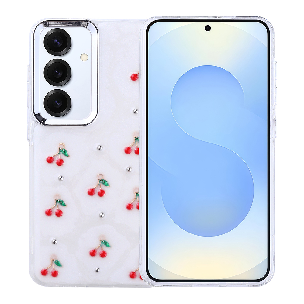 Kırmızı kiraz desenleri ve gümüş çivilerle şeffaf bir kılıf içinde bir akıllı telefon. Ekran mavi bir arka plan gösteriyor.
