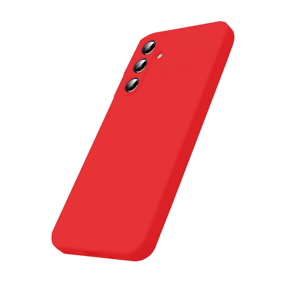 Üç kamera lensi olan kırmızı bir telefon kılıfı hafifçe yukarı doğru açılı. Arka plan beyaz.