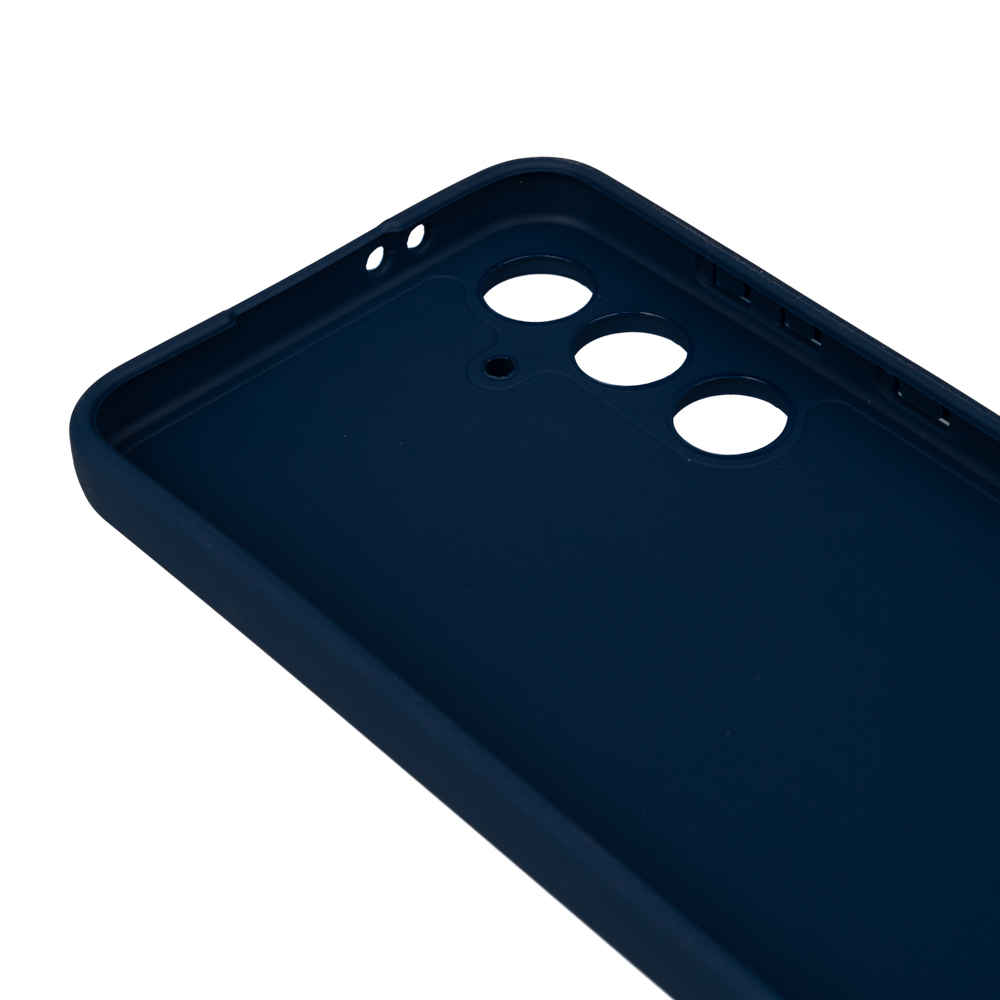 Koyu mavi bir telefon kılıfı. Kamera ve hoparlör için delikleri var, beyaz bir arka plan üzerinde.