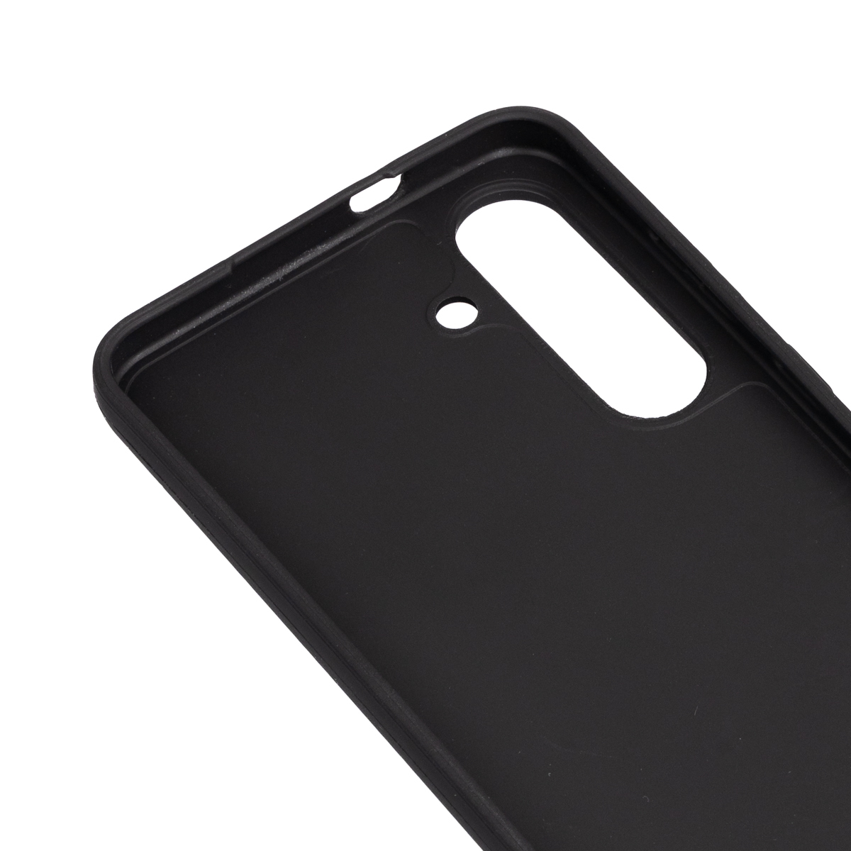 Kamera oyuntusu, hoparlör deliği ve güç düğmesi deliği olan siyah telefon kılıfı. Arka plan beyazdır.