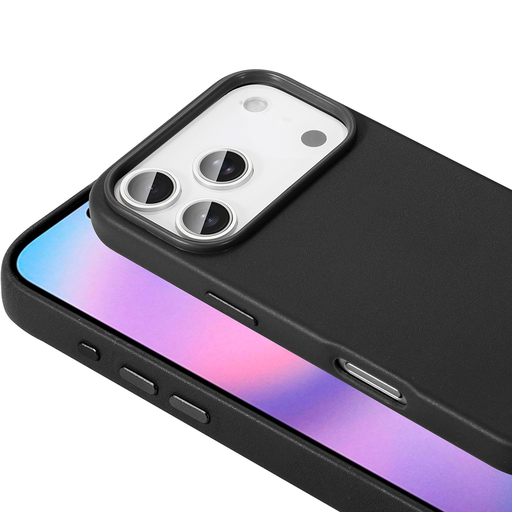 Siyah bir telefon kılıfı bir telefonun üzerinde duruyor. Kılıf, kamera lensleri ve düğmeler için açıklıklara sahip. Telefon ekranı görünür durumda.