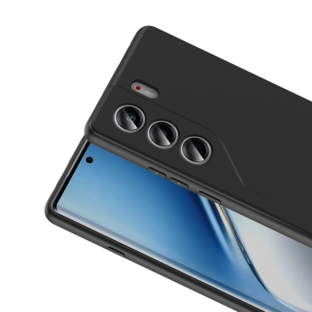 Koruyucu kılıflı siyah bir telefon. Telefonda üç kamera merceği ve mavi bir gradyan gösteren bir ekran var.