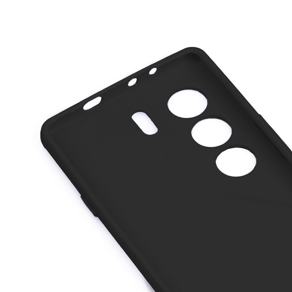 Siyah bir telefon kılıfı beyaz bir yüzeyde duruyor. Kamera ve düğmeler için kesikleri var. Kılıf, şeklini gösteren bir açıyla duruyor.