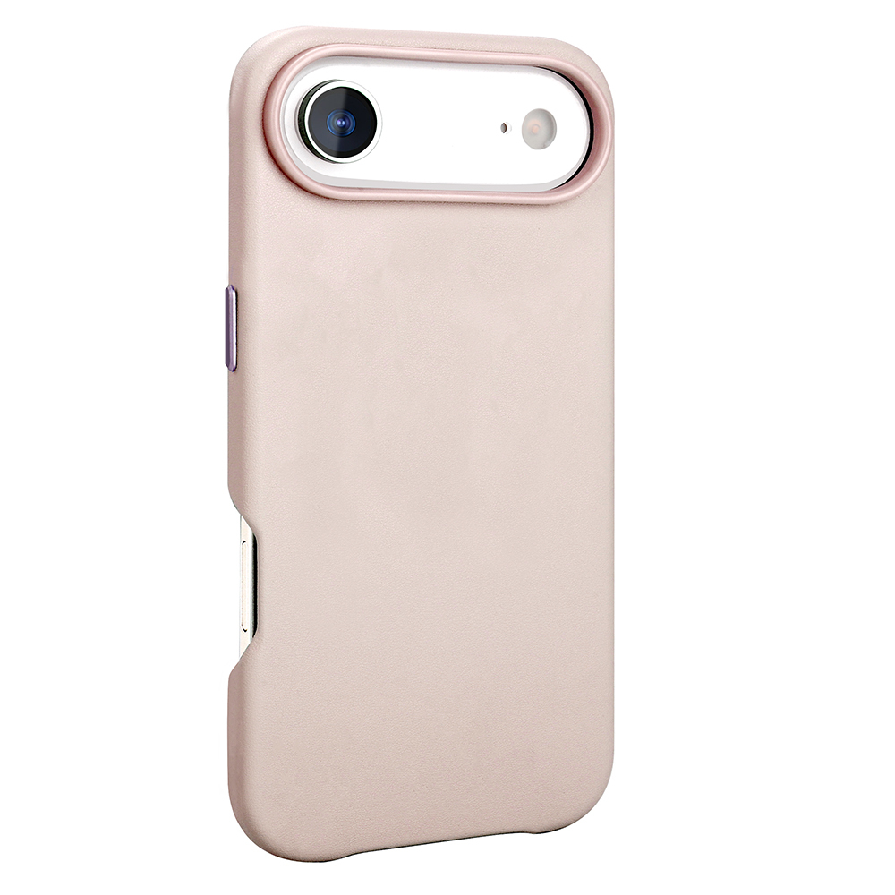 Kamera boşlukları olan açık pembe bir telefon kılıfı. Mor bir düğme ve gümüş bir kesik görülebilir. Arka plan beyazdır.