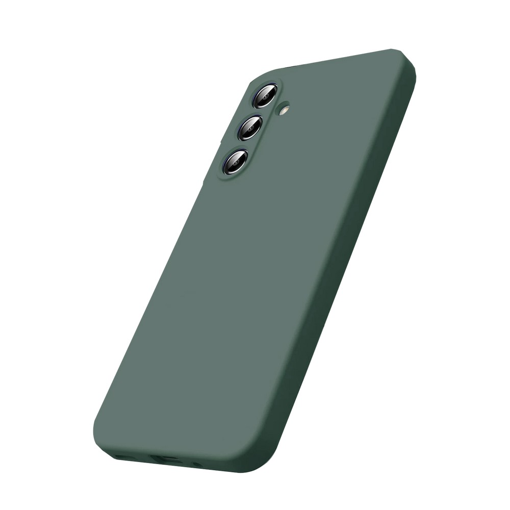 Zeytinyağı yeşili bir telefon kılıfı, açılı, kamera lenslerini gösteriyor. Kılıf pürüzsüz bir yüzeye sahip. Arka plan beyaz.