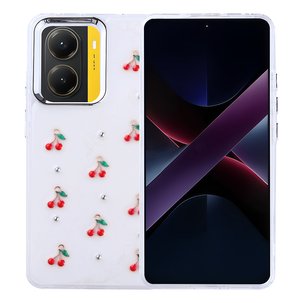 Kırmızı kiraz tılsımları ve gümüş çivilerle süslenmiş şeffaf kılıflı bir akıllı telefon. Karanlık ekran.