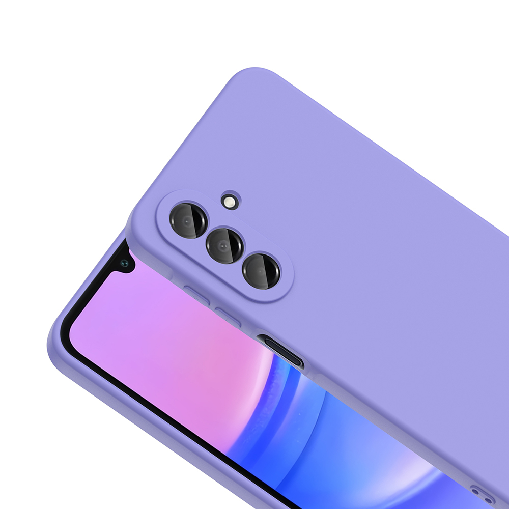 Üç kamera lensli, lavanta rengi bir telefon kılıfının yakın çekimi. Telefonun ekranı görünür, pembe ve mavi bir degrade görüntüler.