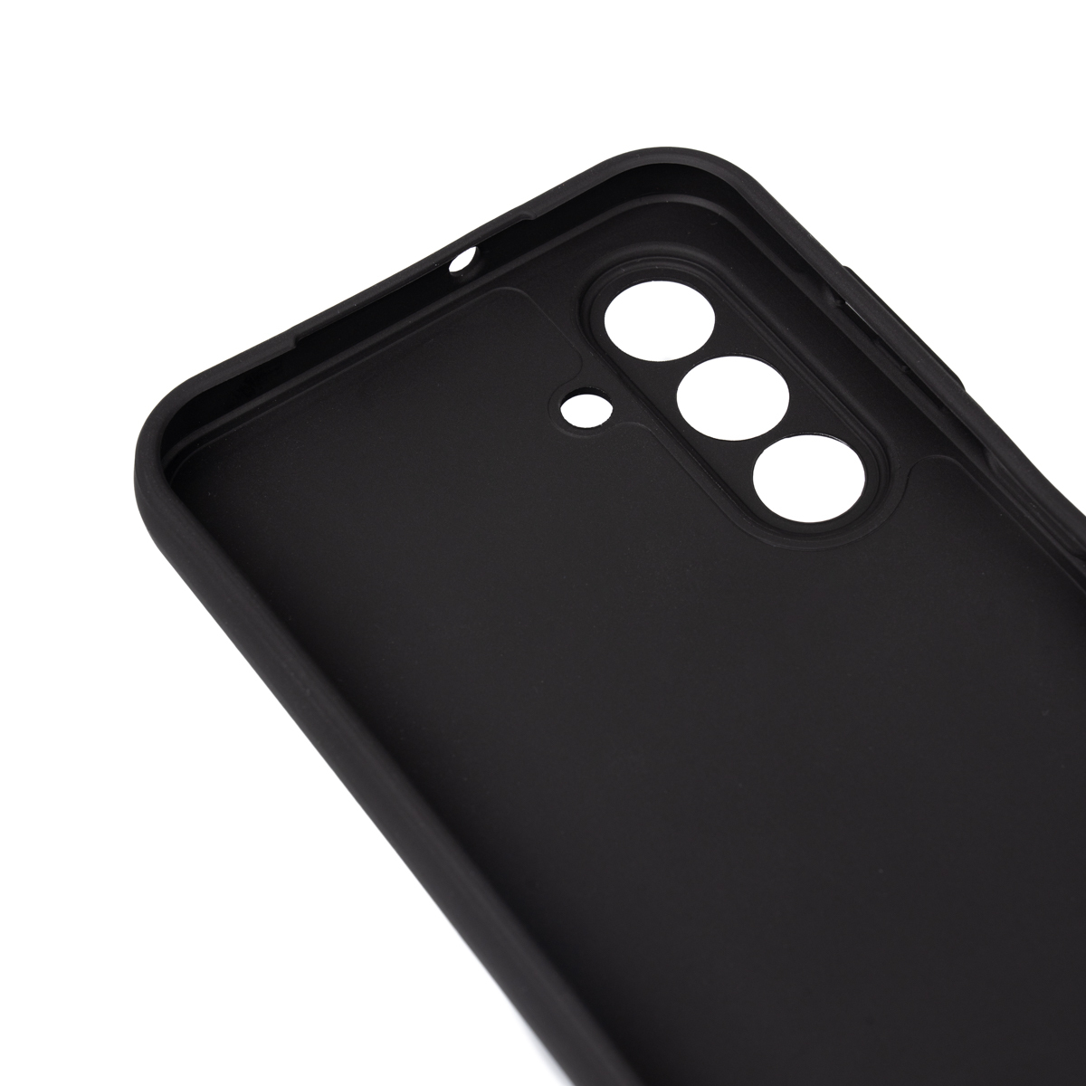 Siyah bir telefon kılıfı, kamera ve düğme boşluklarıyla gösteriliyor. Kılıf beyaz bir arka plan üzerinde.