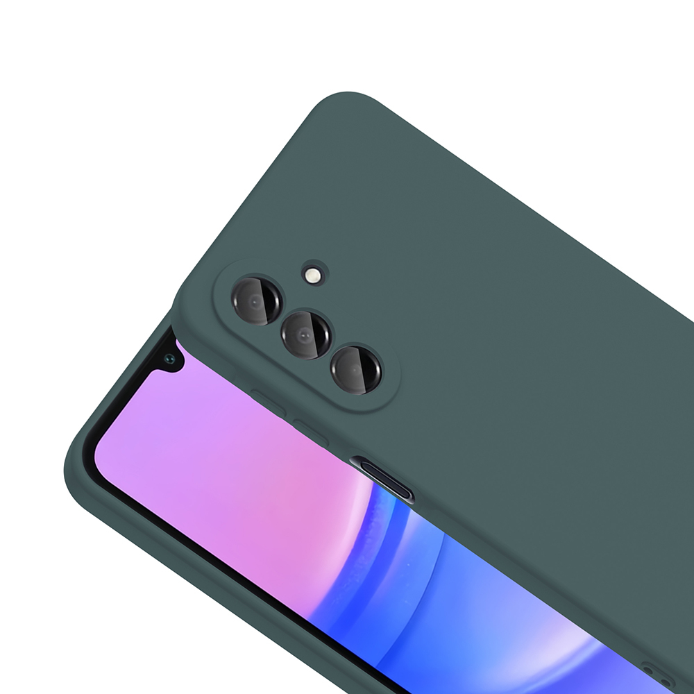 Yeşilimsi mavi bir telefon kılıfı, pembe ve beyaz ekranlı bir telefon ekranını kısmen kapatıyor. Üç kamera merceği görünür.