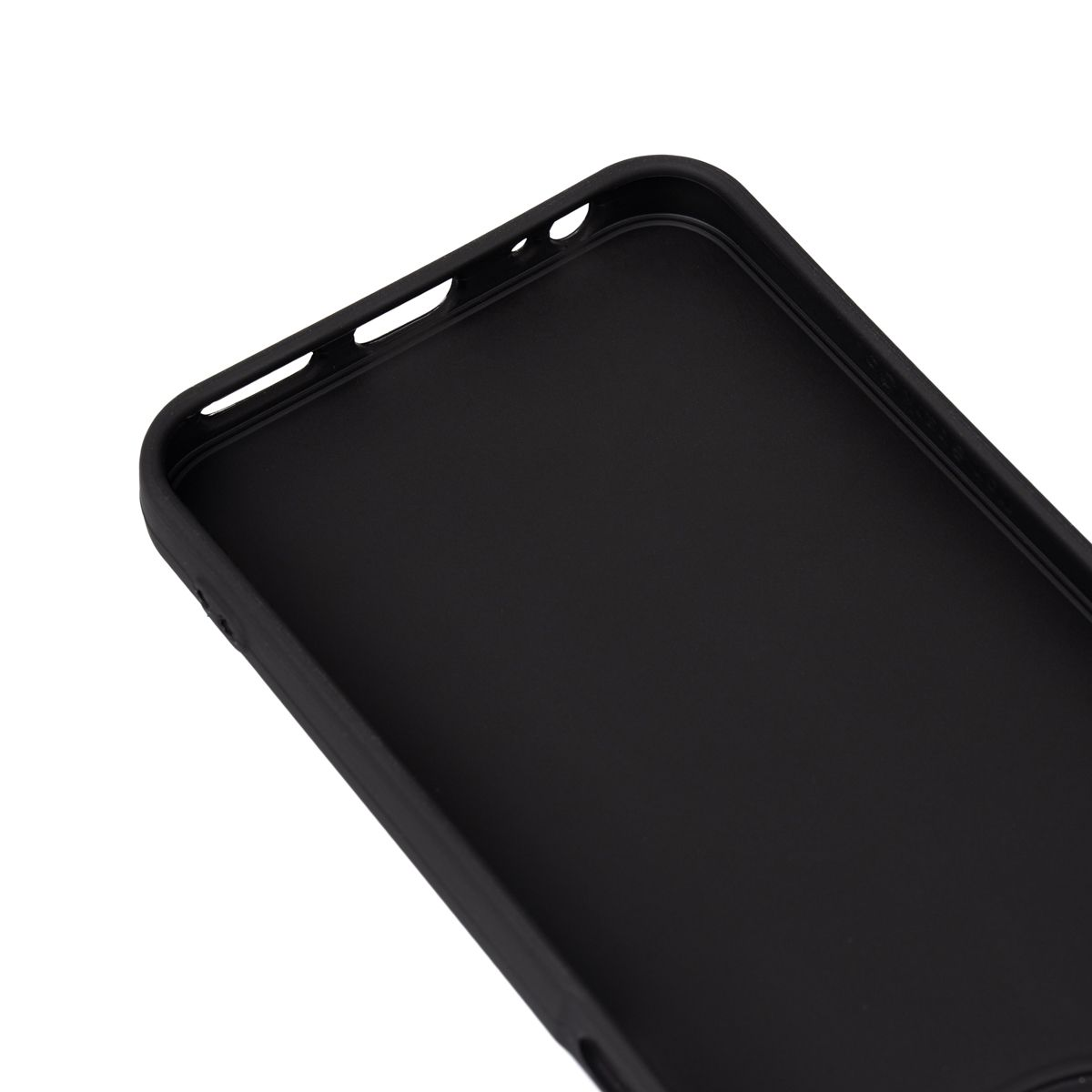 Düğmeler ve kamera için açıklıkları olan siyah bir telefon kılıfının yakın çekim görüntüsü. Kılıf açılı, içini ve kenarlarını gösteriyor.