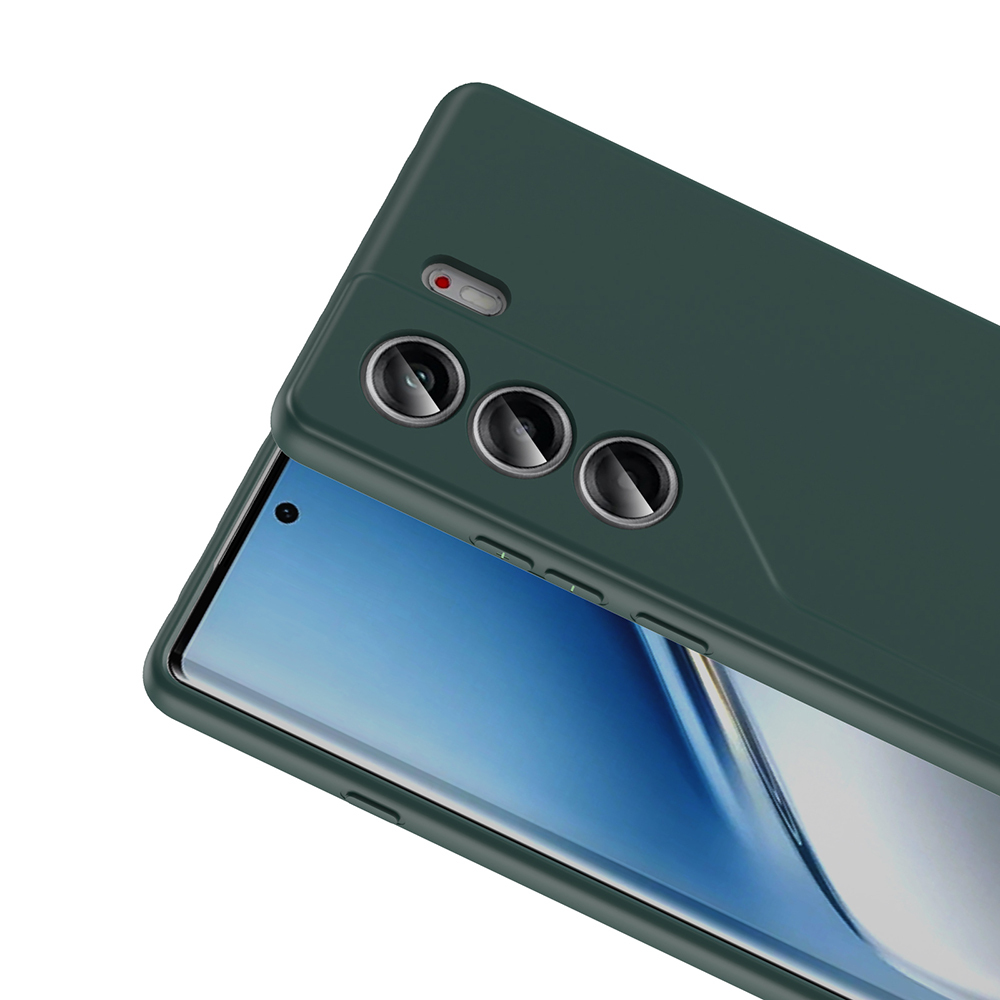 Koyu yeşil bir telefon kılıfı bir akıllı telefonu kaplar. Ekran mavi bir degrade görüntüler. Üç kamera merceği görünür.