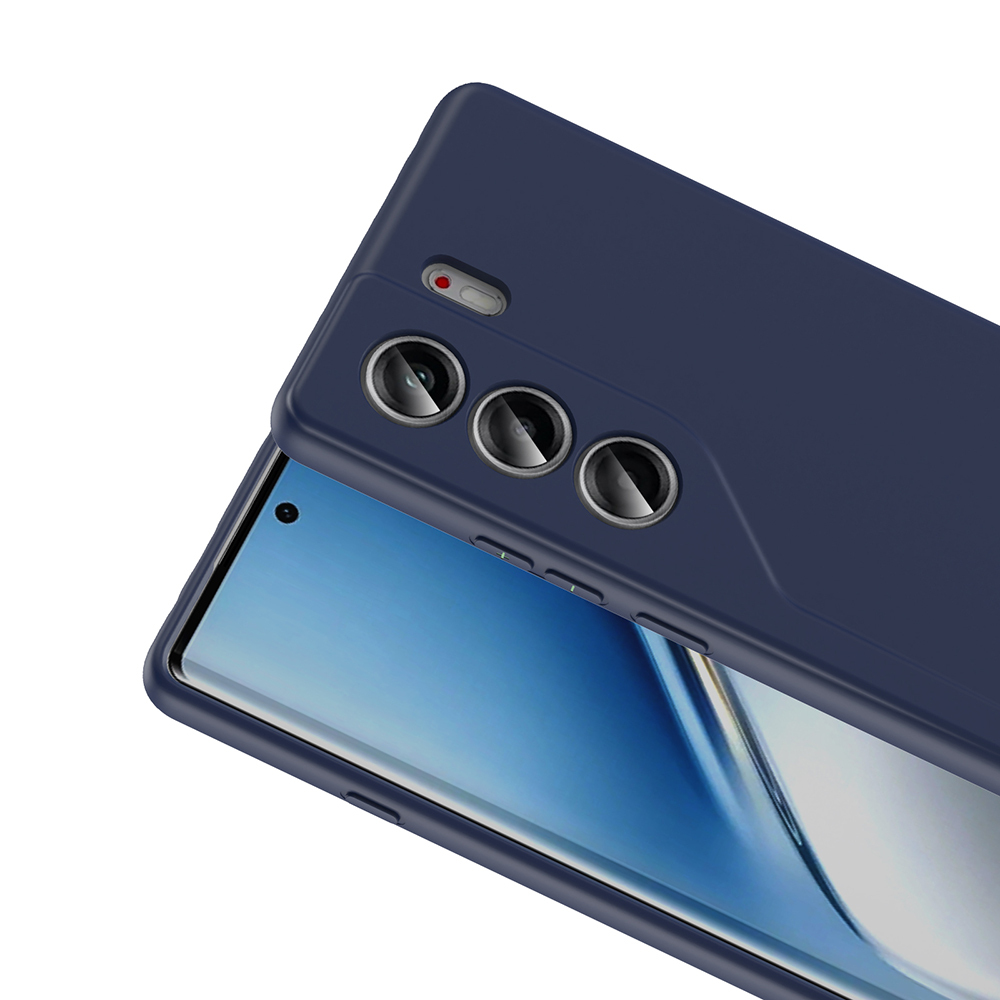 Koyu mavi bir telefon kılıfı bir telefonun üzerinde duruyor. Kılıfın kamera kesikleri ve bir yan düğmesi var. Telefon ekranı yukarı bakıyor ve görülebiliyor.