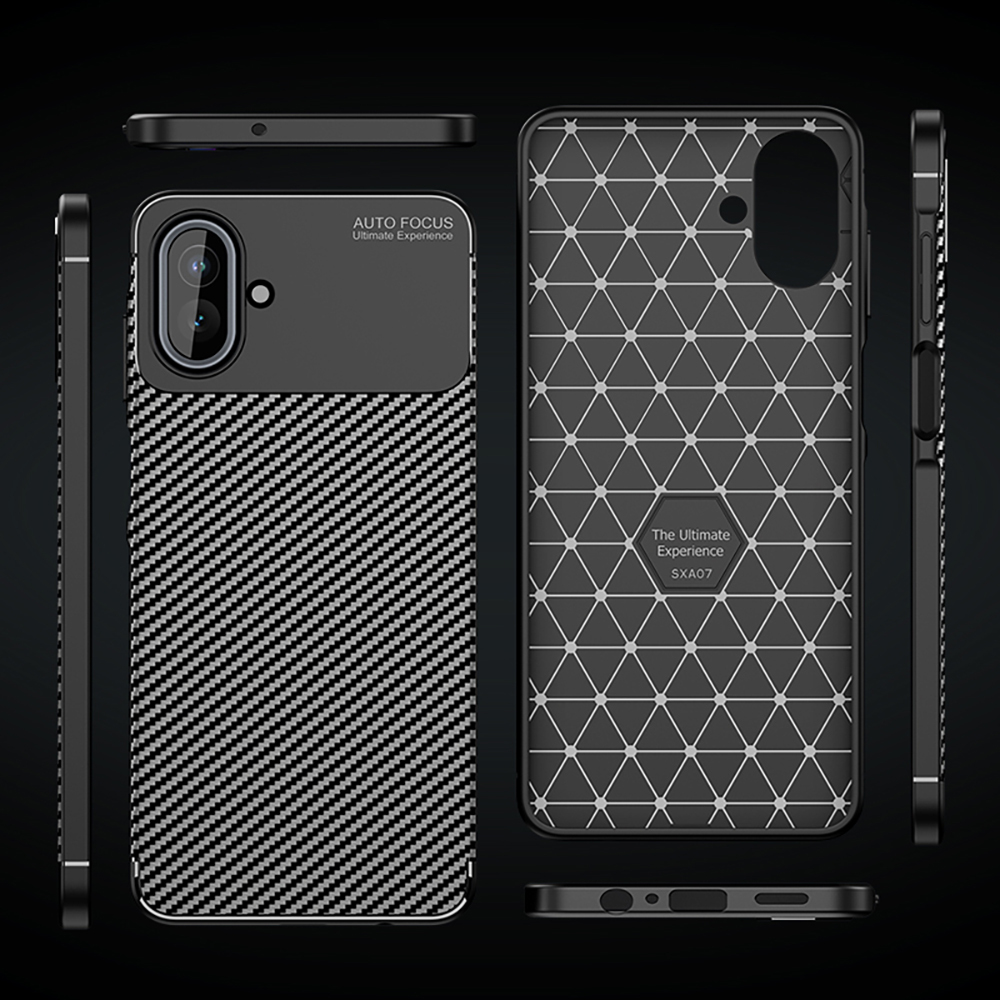 Farklı açılardan telefon kılıfları. Birinde karbon fiber dokusu, diğerlerinde geometrik desen var. Siyah zemin.