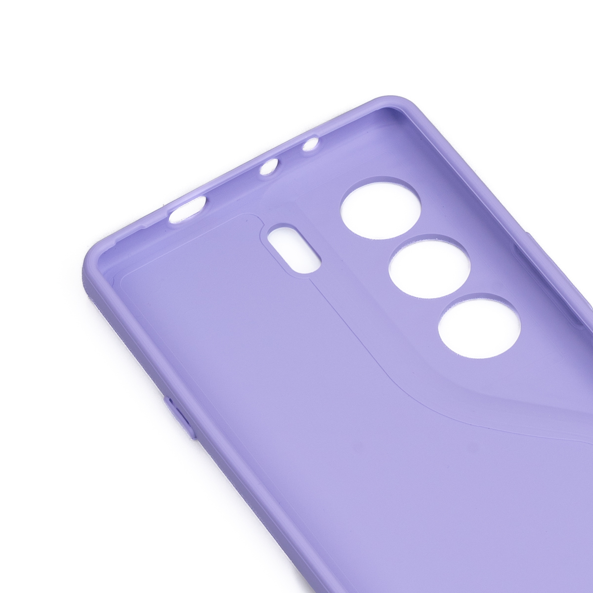 Açık mor bir telefon kılıfı. Kamera ve bir düğme için delikleri var. Arka plan beyaz.