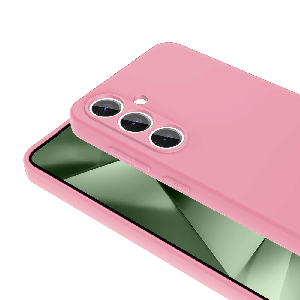 Üç kamera lensli pembe bir telefon kılıfı, kısmen bir telefon ekranını kaplıyor. Ekran yeşil ve beyaz renkleri gösteriyor.