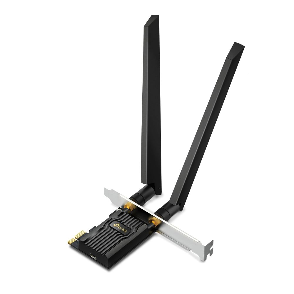 Eine schwarze TP-Link Wi-Fi Adapterkarte mit zwei schwarzen Antennen. Die Karte ist auf einer weißen Halterung vor weißem Hintergrund montiert.