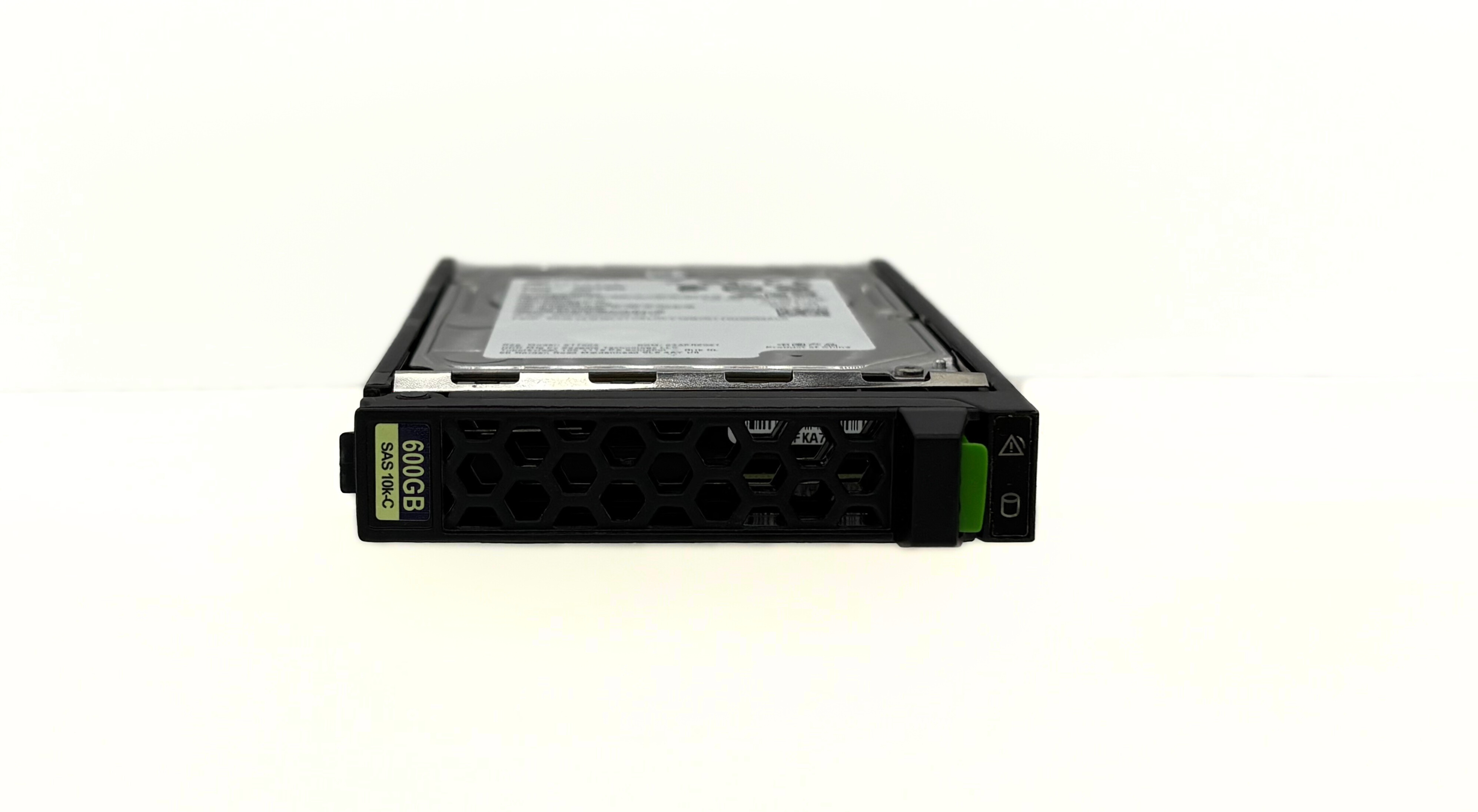 Un disco rigido nero con un'etichetta verde che mostra '600GB SAS 10K-C'. È posto su uno sfondo bianco.