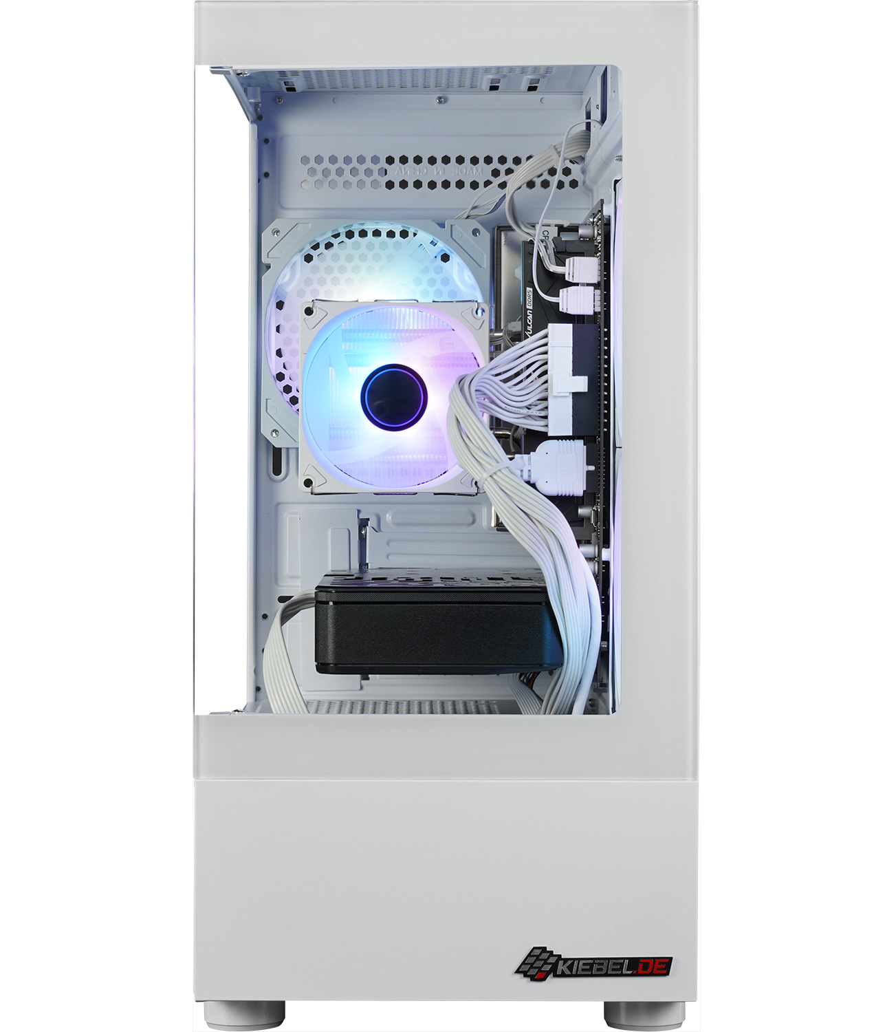 Boîtier PC blanc avec panneau latéral en verre. Intérieur visible : refroidisseur CPU avec lumières RVB, carte mère et alimentation. Logo en bas.