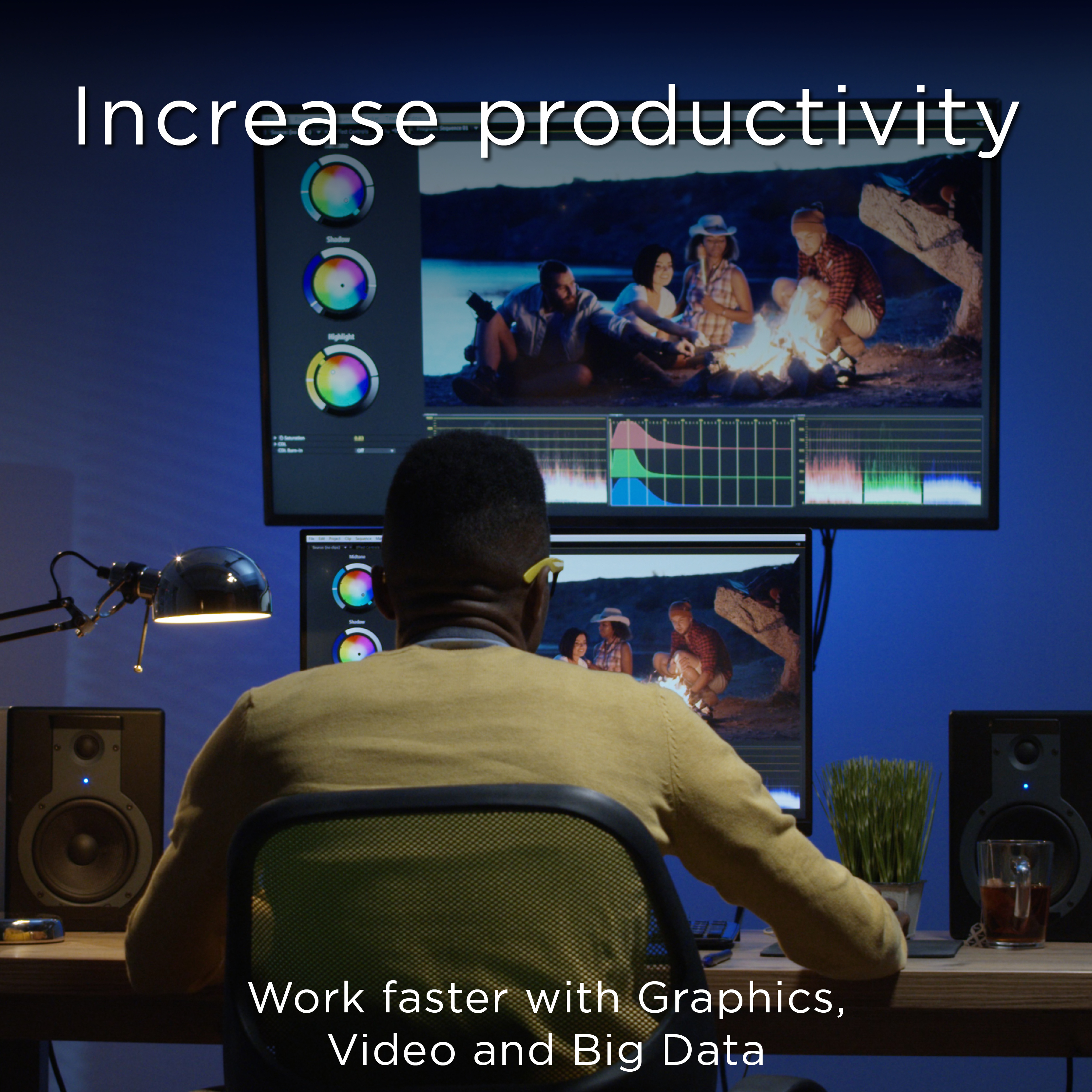 Mężczyzna edytuje wideo na dwóch monitorach. Jeden pokazuje scenę przy ognisku. Tekst: Zwiększ produktywność, pracuj szybciej z grafiką, wideo i dużymi danymi.