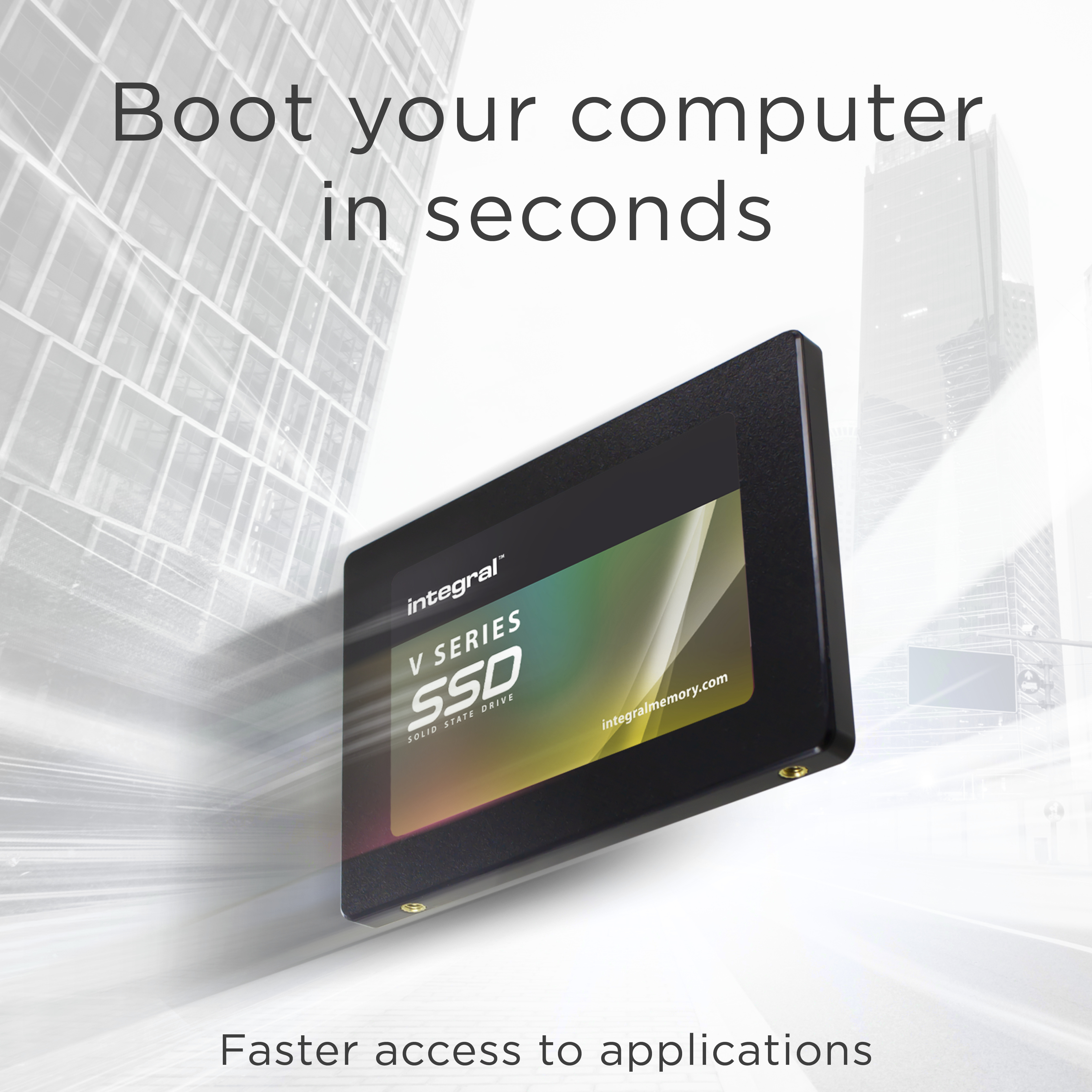 Dysk SSD z czarną ramką, tekst 'Boot your computer in seconds', tło z budynkami.