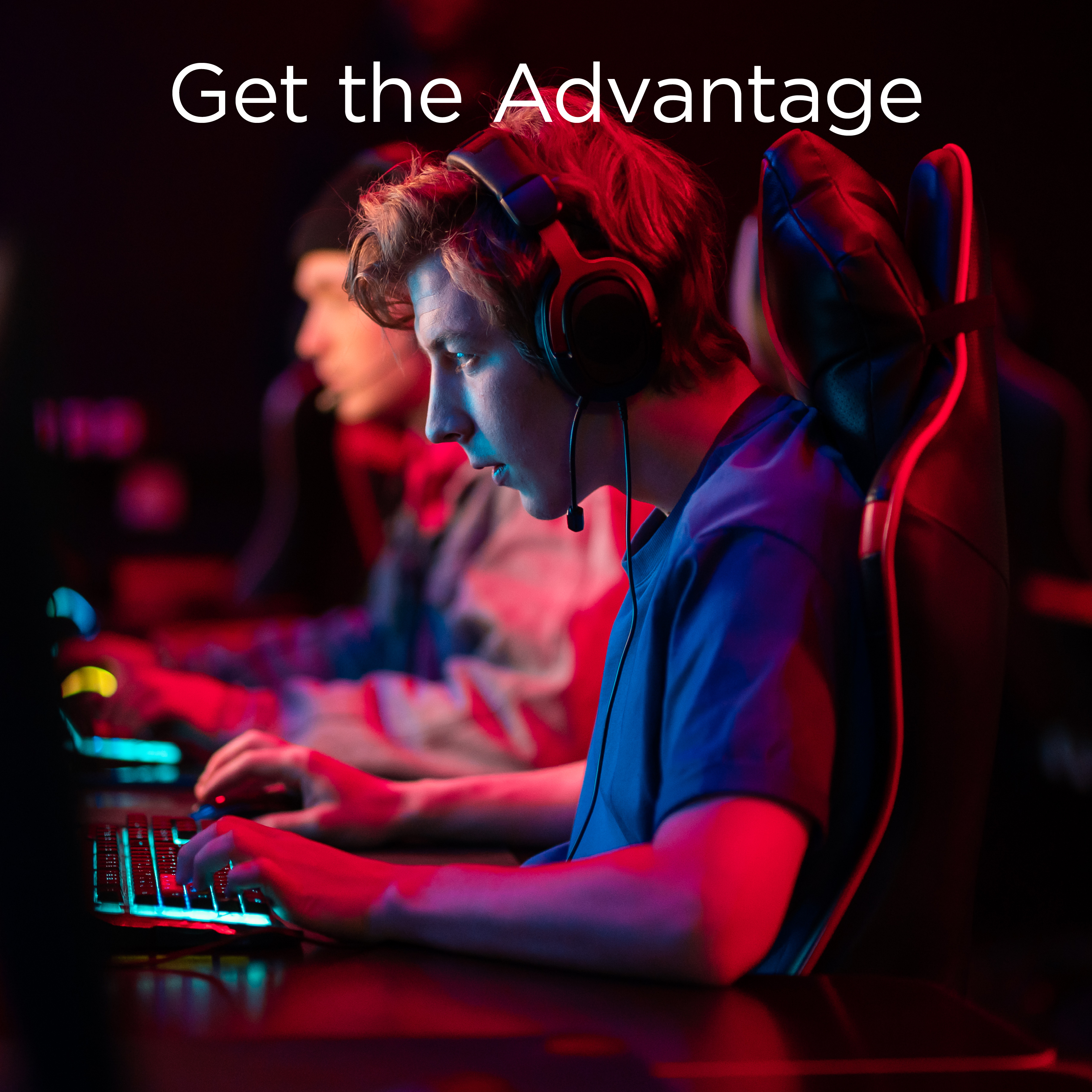 Un giovane con le cuffie gioca a un videogioco. Luci rosse e blu illuminano la scena. Il testo 'Get the Advantage' è in alto.