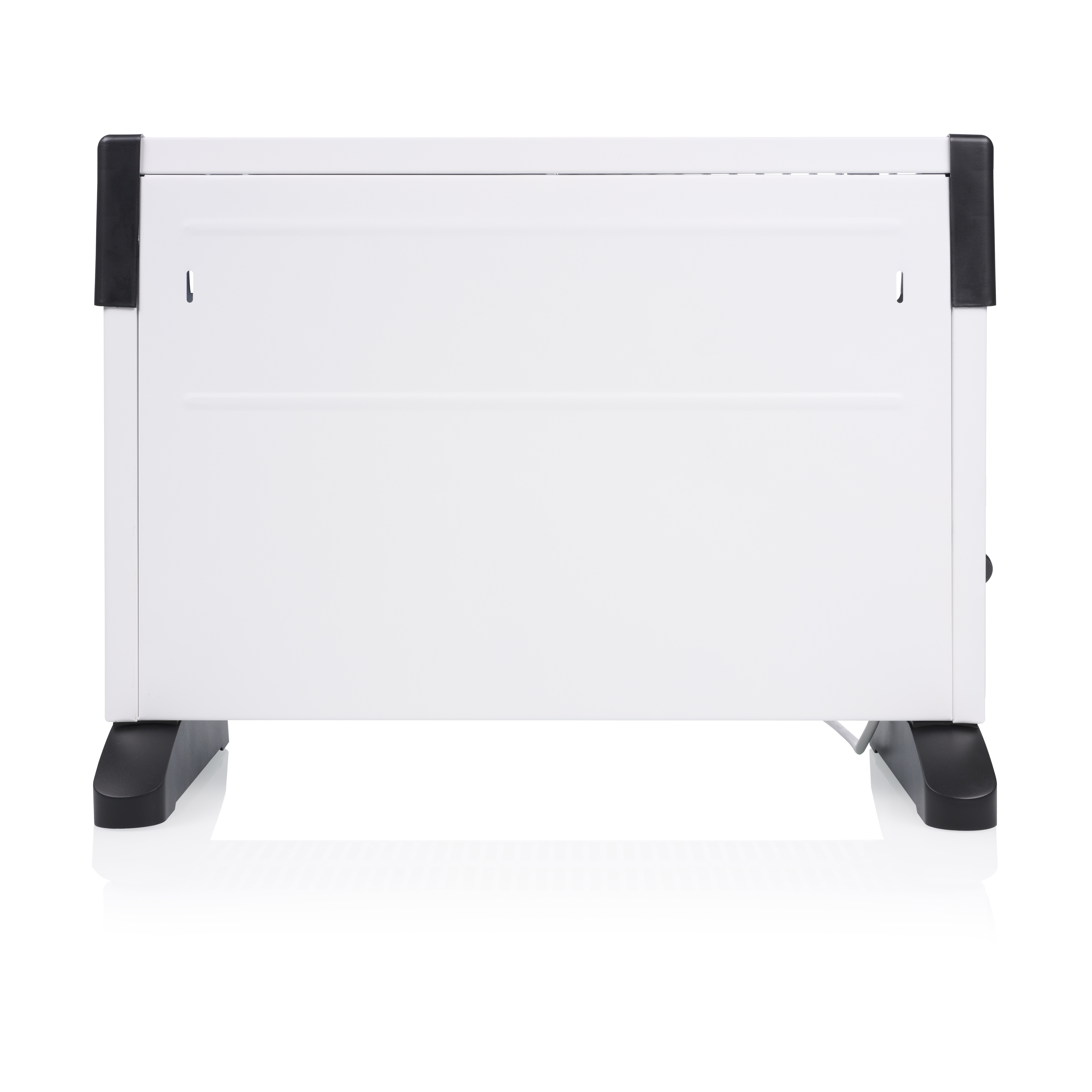 Witte elektrische kachel met zwarte accenten, voet en netsnoer, op een wit oppervlak. De kachel reflecteert.