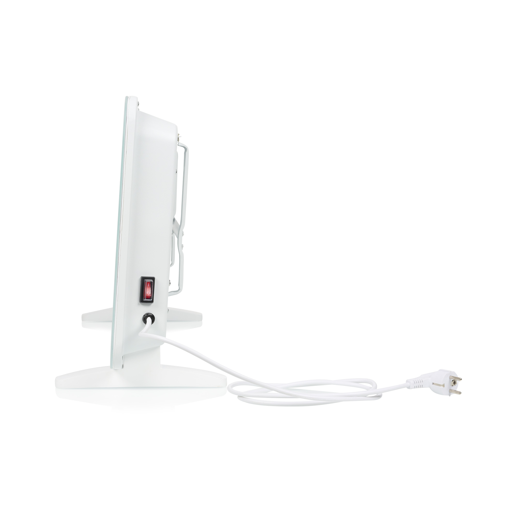 Zijaanzicht van een witte elektrische kachel. Het heeft een rode aan/uitschakelaar en een wit netsnoer met stekker.