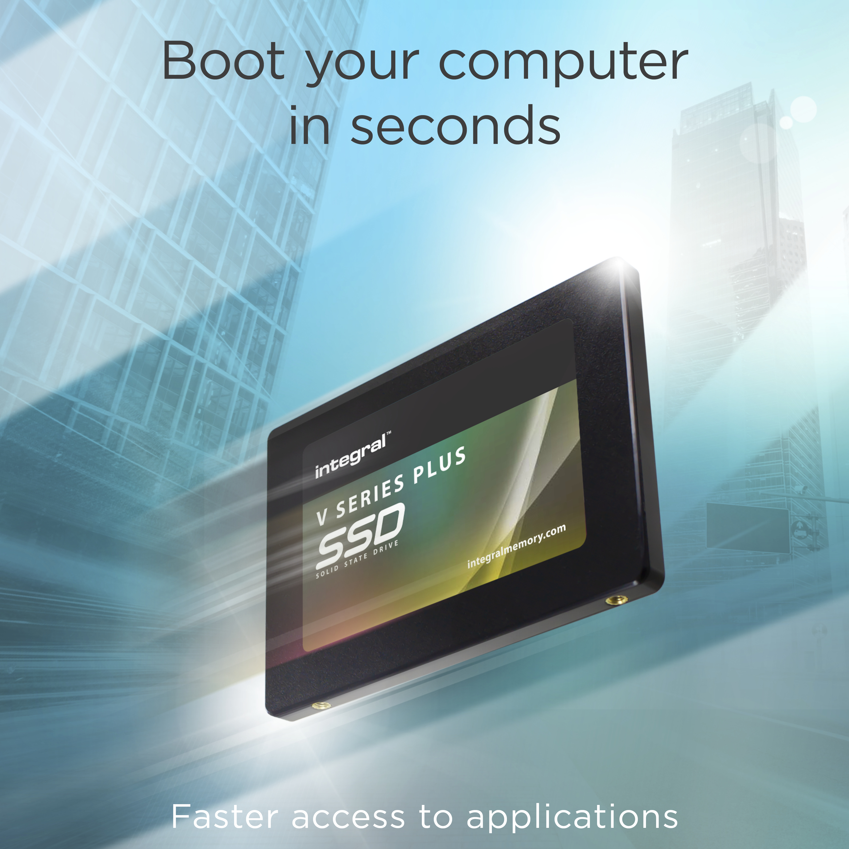 Dysk SSD na tle rozmytego krajobrazu miejskiego. Tekst: Uruchom komputer w kilka sekund. Szybszy dostęp do aplikacji.