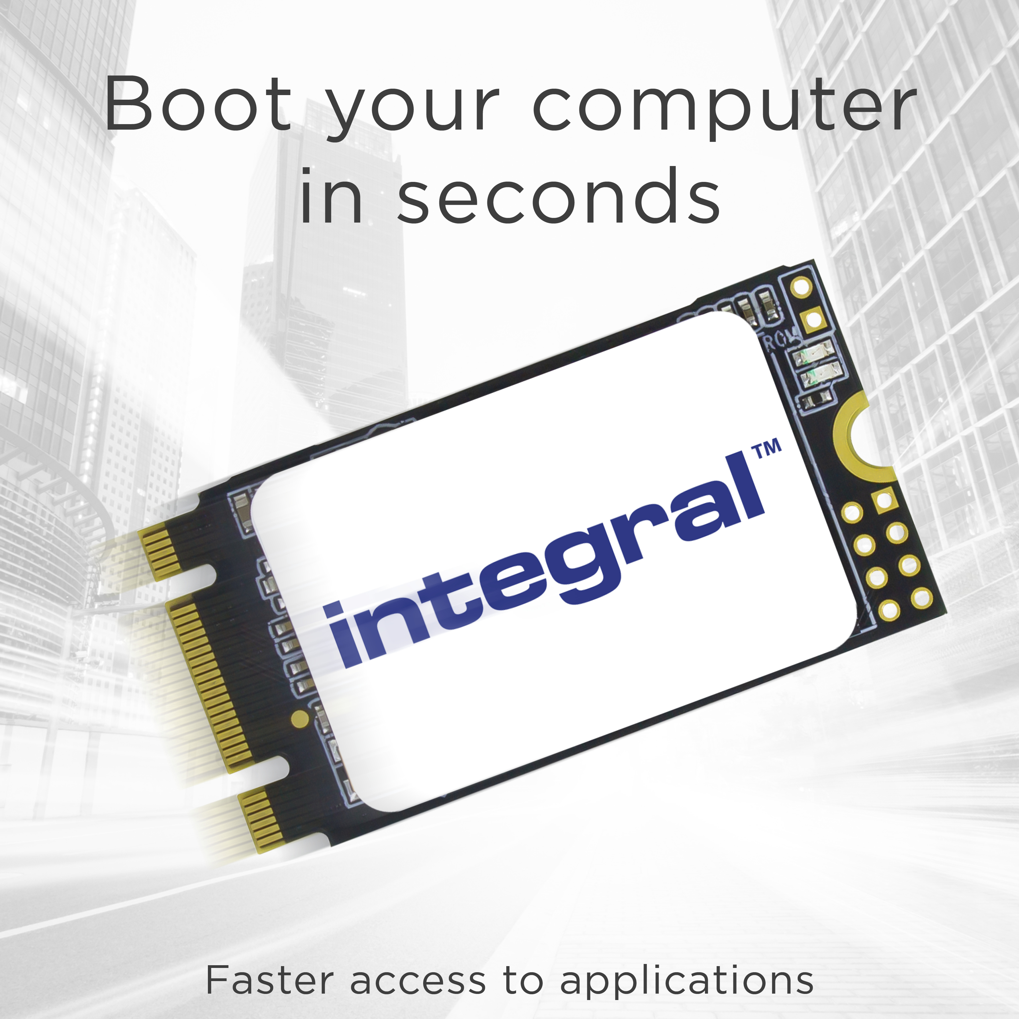 Una scheda SSD con il logo integral su uno sfondo urbano sfocato. Testo: Avvia il tuo computer in pochi secondi.