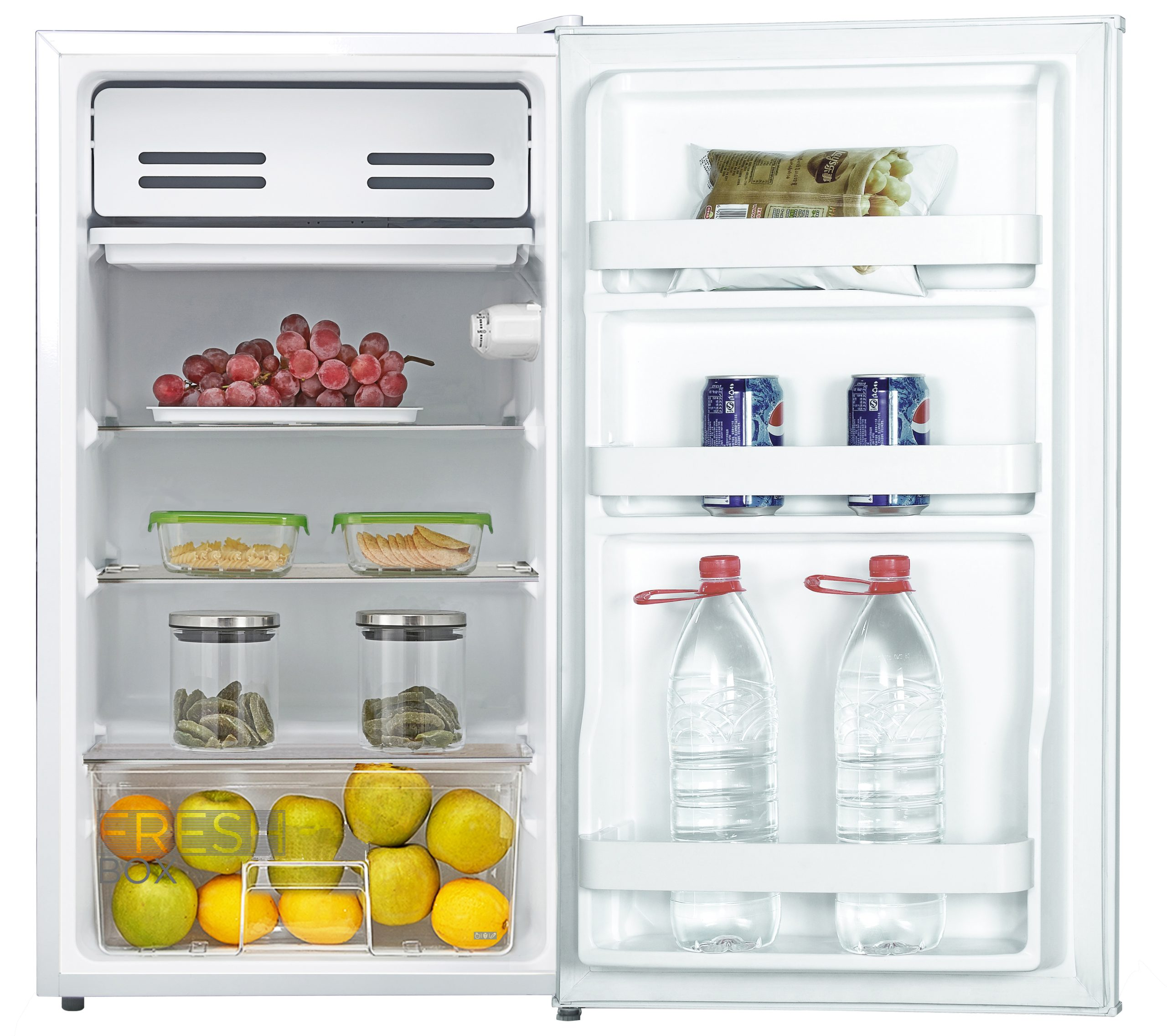 Open koelkast met voedsel: druiven, verpakte goederen, Pepsi-blikjes, waterflessen, fruit en snacks.