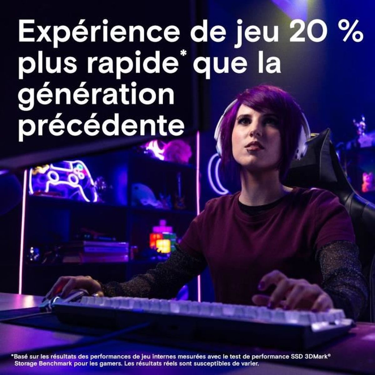 Kobieta z fioletowymi włosami, w słuchawkach, siedzi przy biurku z klawiaturą, patrząc w górę. Tekst powyżej mówi: 'Szybsza gra'.