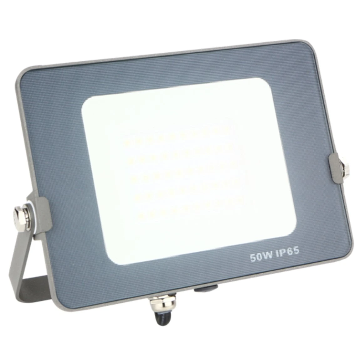 Un foco rectangular gris con un centro blanco brillante. Tiene soportes de montaje y dice 50W IP65.