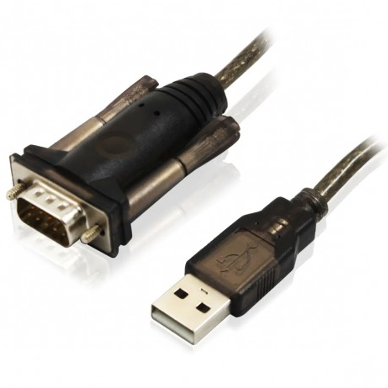 Un cable USB a serie negro y plateado. El conector USB está en la parte inferior derecha y el conector serie en la superior izquierda.