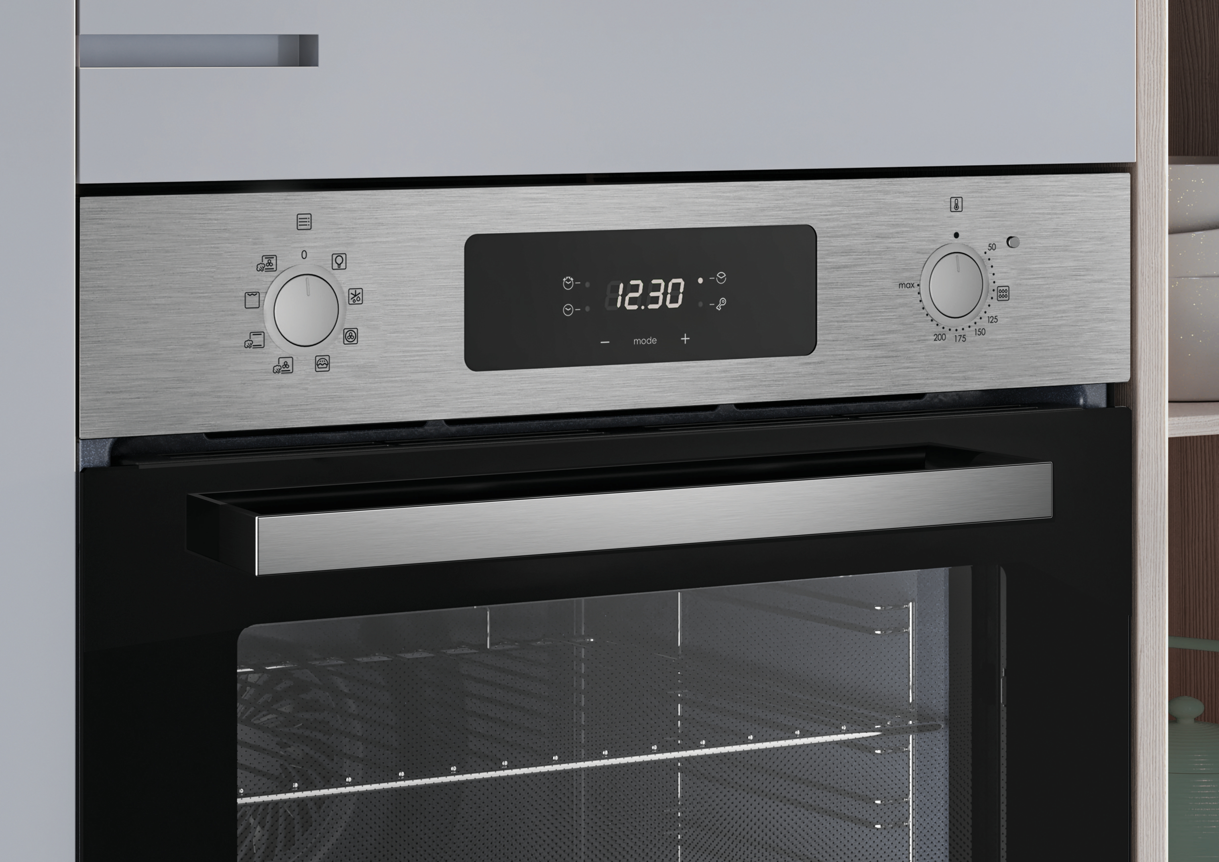Un horno de acero inoxidable con pantalla digital que muestra las 12:30, diales y un asa. La puerta del horno está abierta.