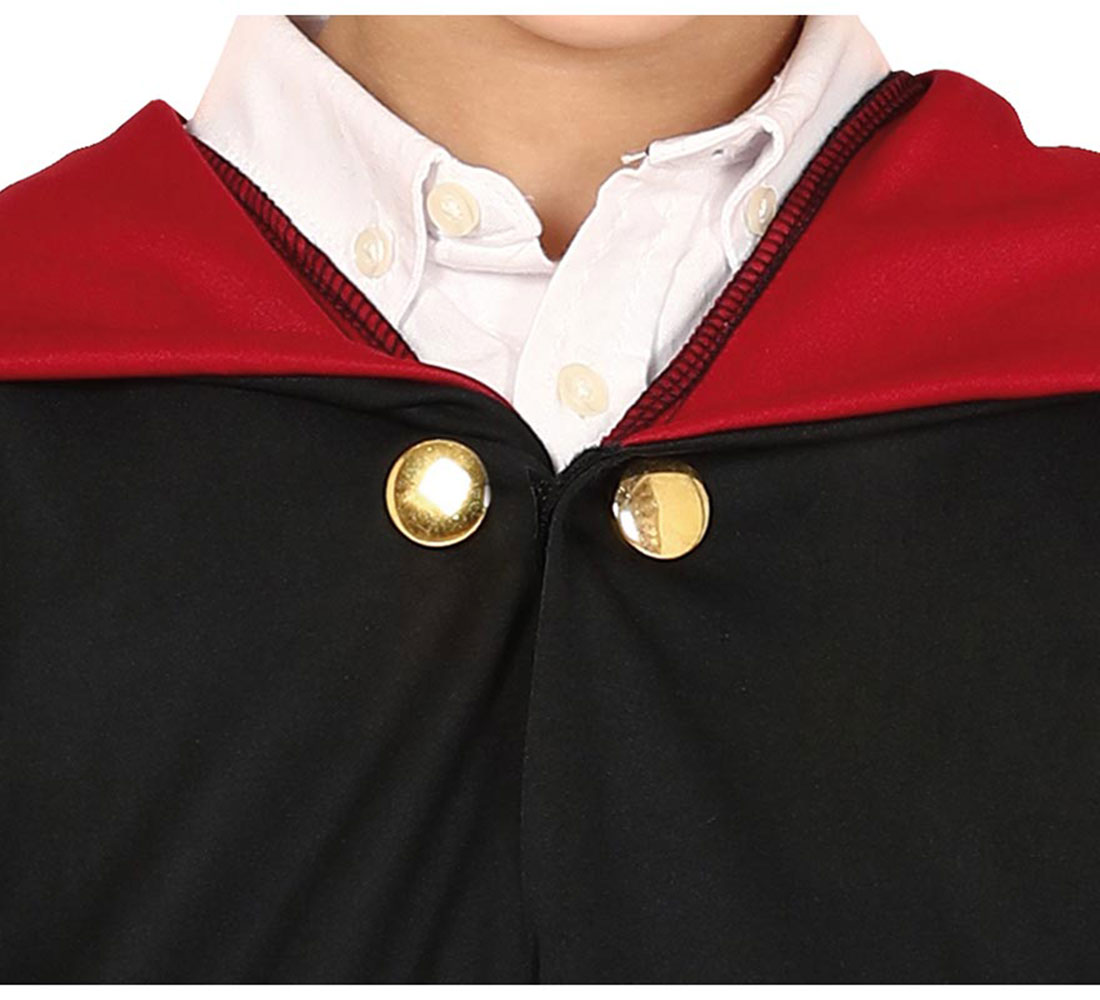 Una persona con una capa negra con ribete rojo y botones dorados sobre una camisa blanca. Los botones son grandes y brillantes.