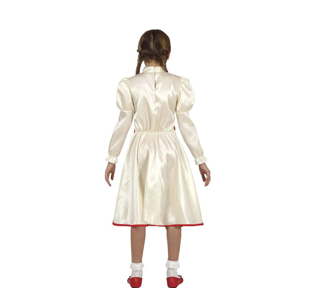 Una niña con un vestido blanco con ribete rojo, zapatos rojos y calcetines blancos, con trenzas, vista desde atrás.