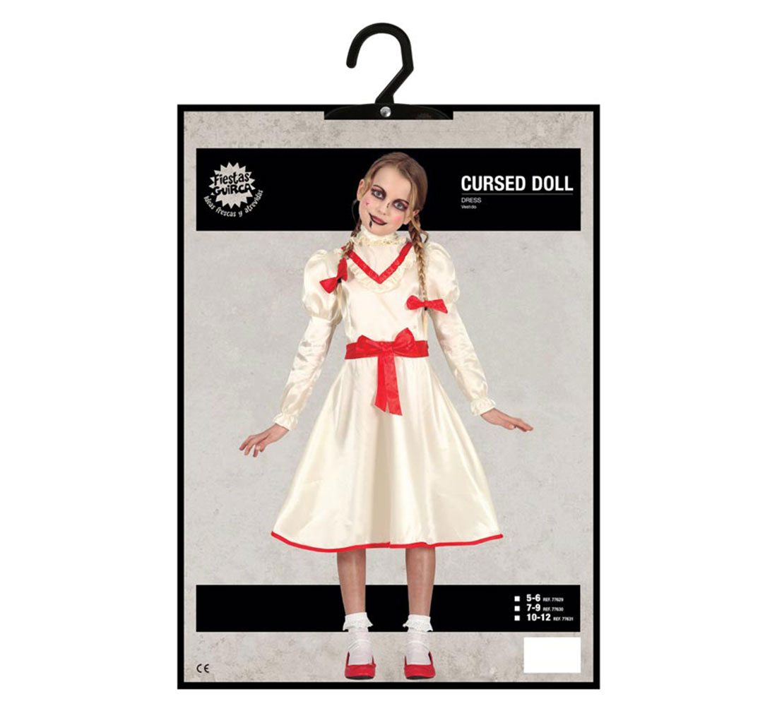 Una niña con vestido blanco y detalles rojos, vestida como 'Muñeca Maldita', de pie sobre un paquete con borde negro, con una percha.