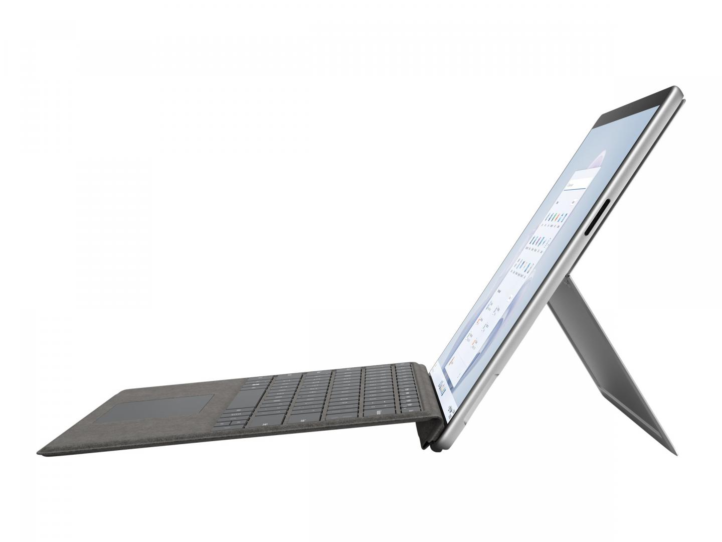 Un laptop argentato è aperto su una superficie bianca. Lo schermo mostra una pagina web. La copertura della tastiera è collegata e il supporto è aperto.